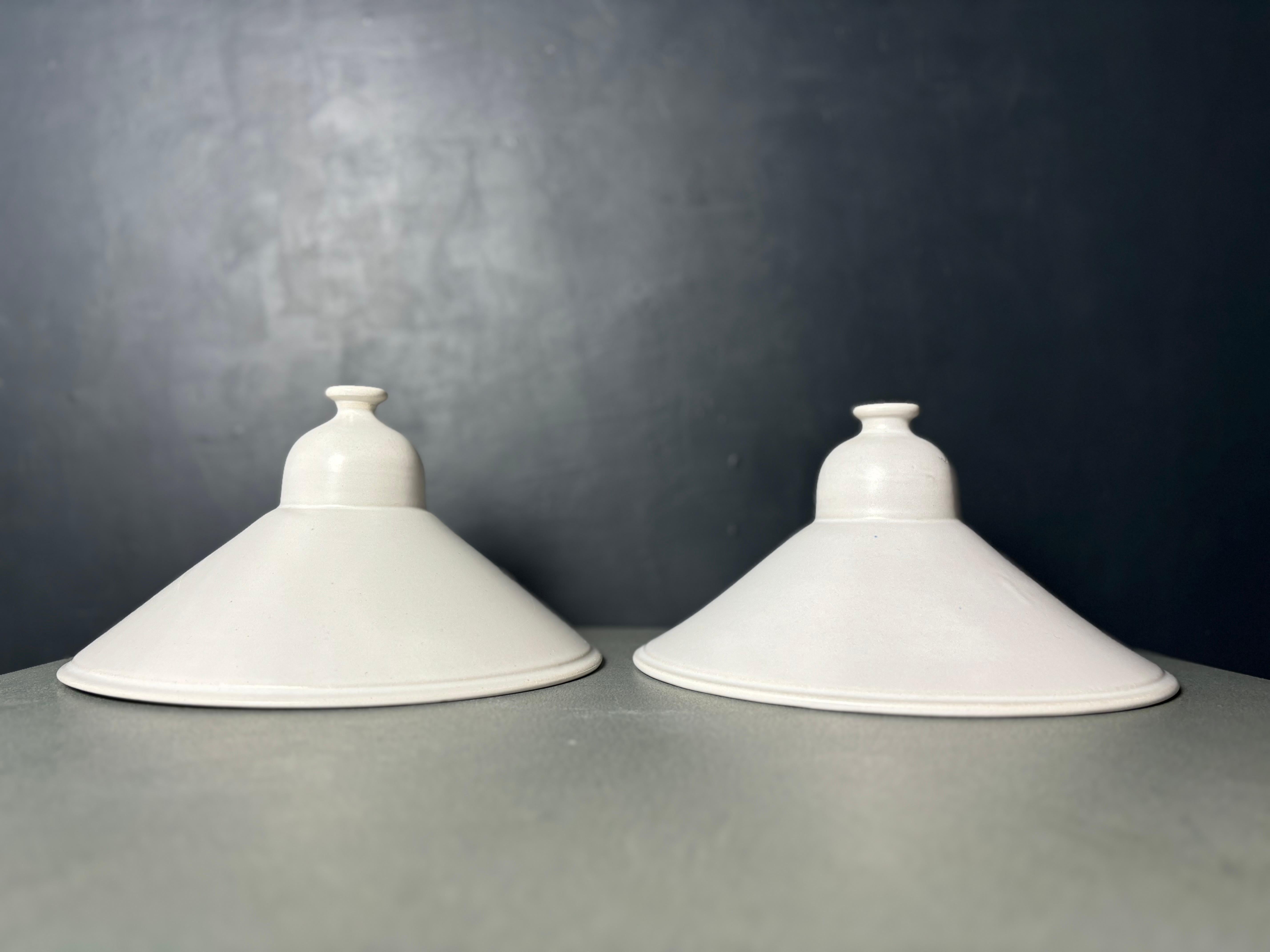 Due pendenti minimalisti in gres danese moderno realizzati a mano con uno smalto bianco opaco. Progettato e realizzato a mano da Ingelise e Bjorn Kahrs per Sebastian Stentøj. 
Bellissime condizioni vintage.
Danimarca, anni '70.