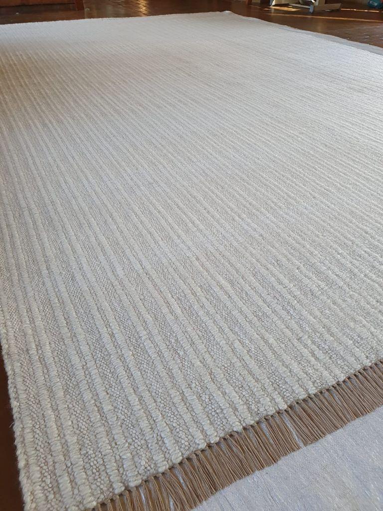 Handgewebter Mohairteppich mit gerippter Webart
Dieser außergewöhnliche Teppich zeigt traditionelle Handwerkskunst durch seine vollständig handgewebte Konstruktion und das charakteristische Rippenmuster. 

Das gerippte Gewebe aus hochwertigem Mohair