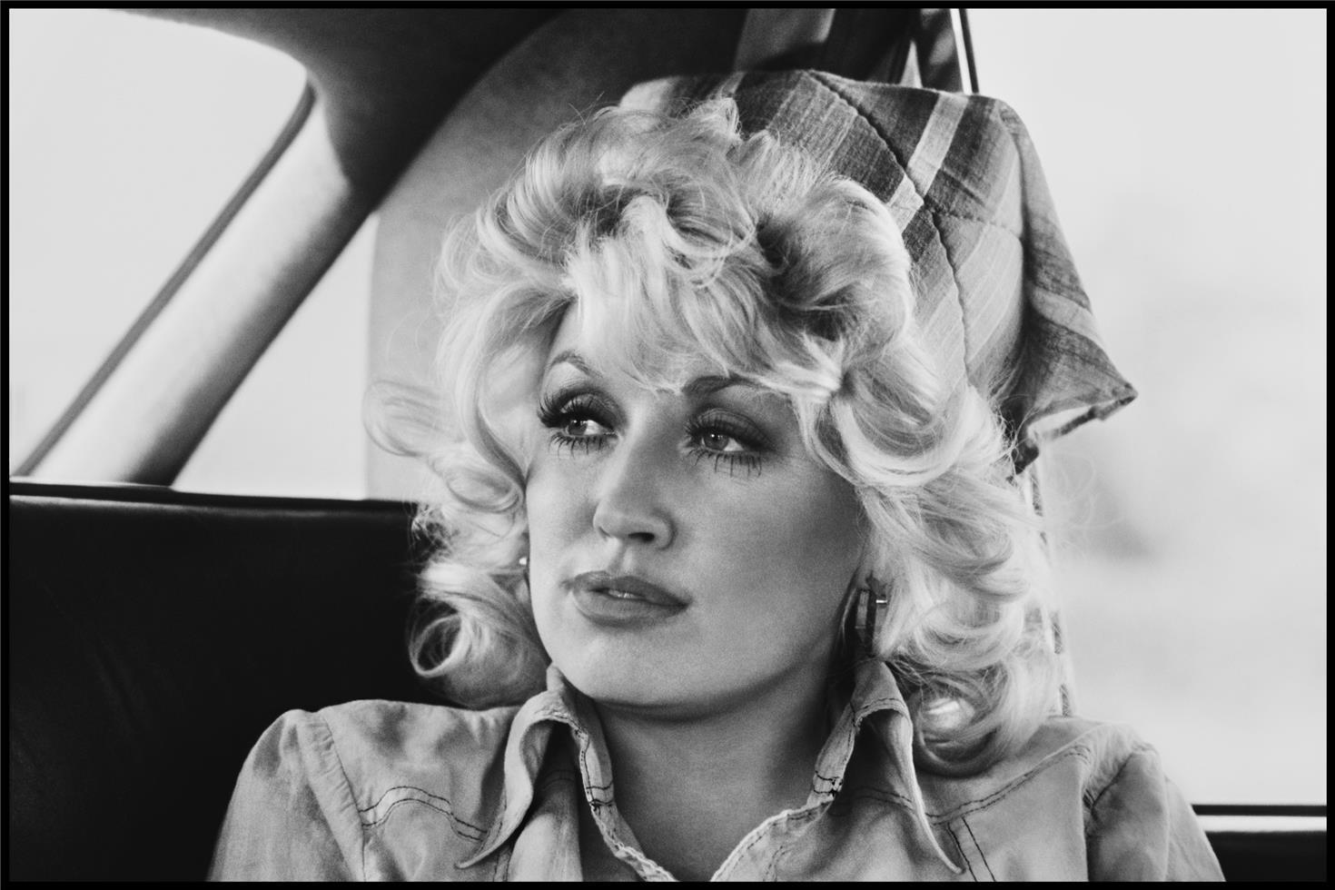 Chalkie Davies Black and White Photograph - Dolly Parton, 1977