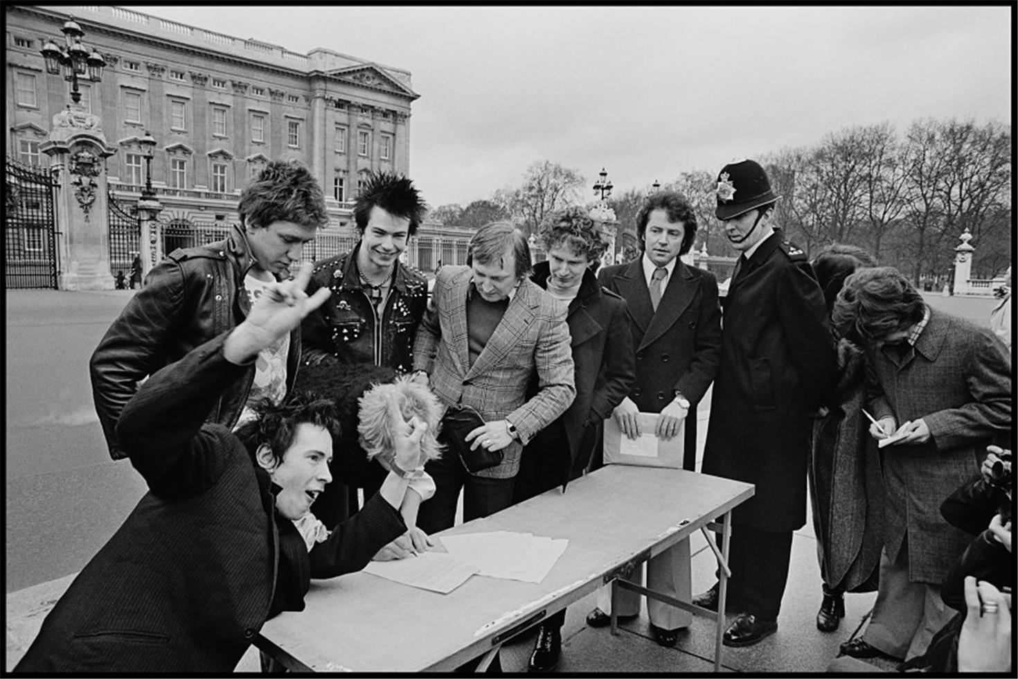 Chalkie Davies Black and White Photograph - Sex Pistols, Buckingham Palace, London, 1977