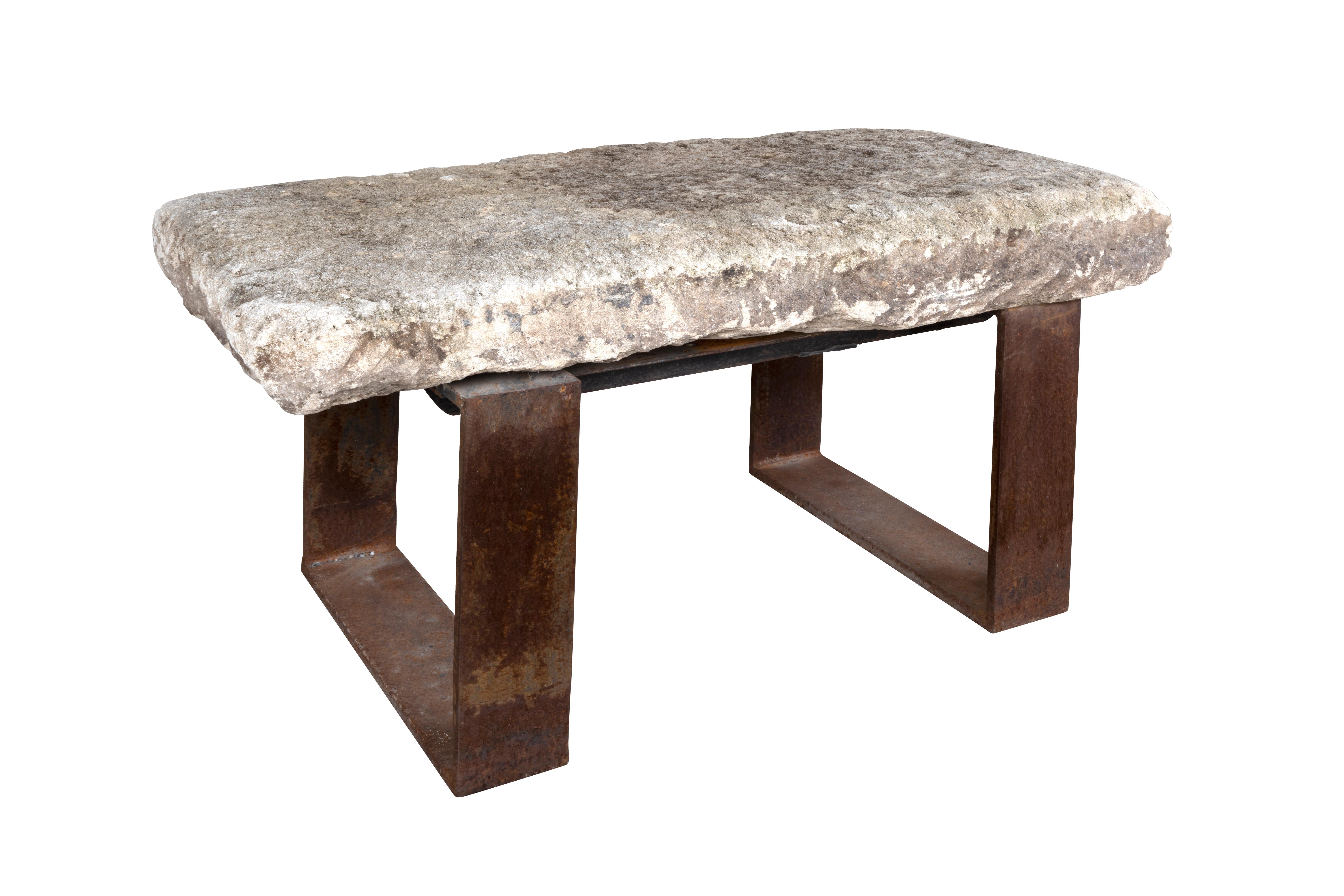 Organique Table d'appoint en pierre de craie avec base en métal vieilli  en vente