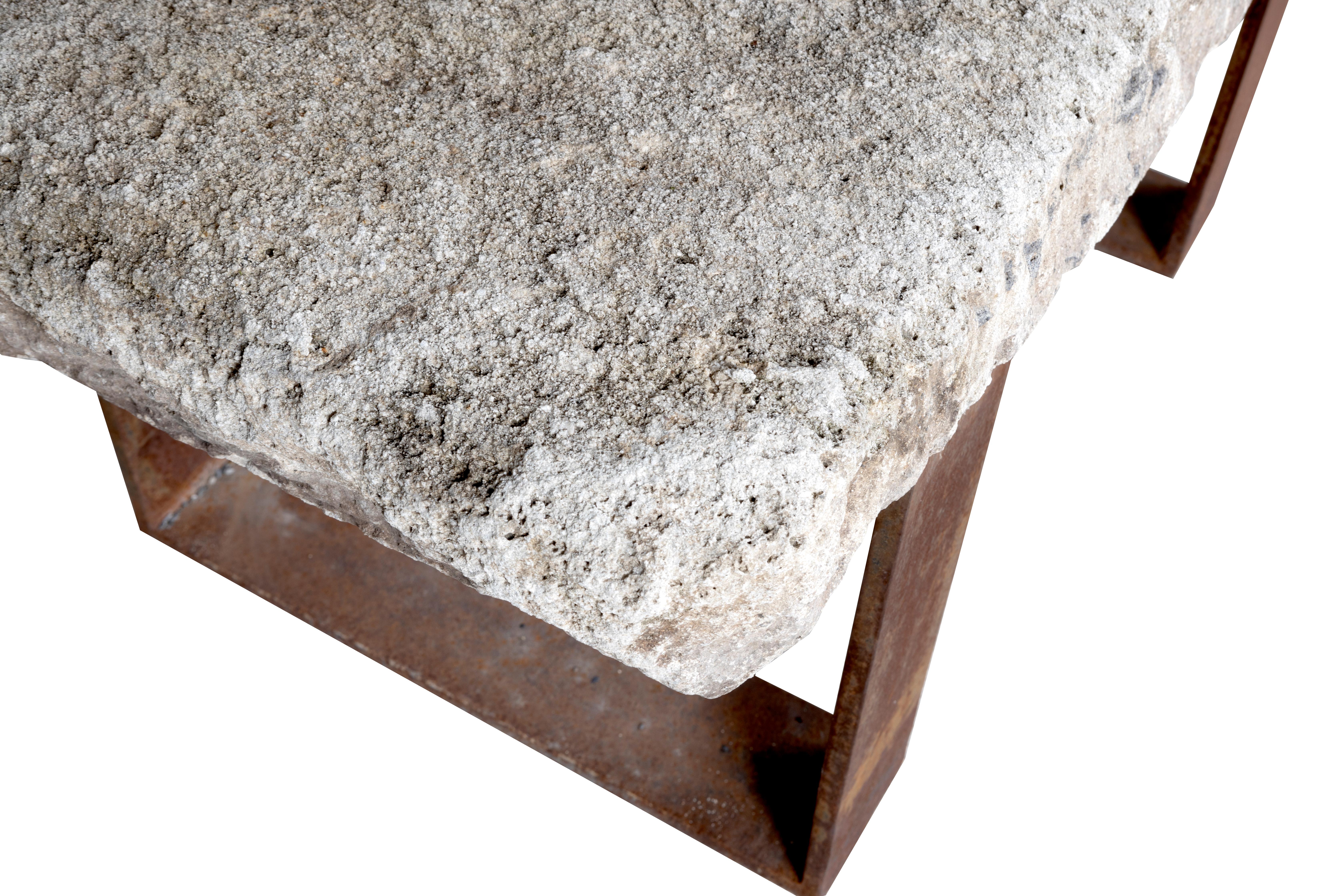 Table d'appoint en pierre de craie avec base en métal vieilli  Bon état - En vente à Dallas, TX