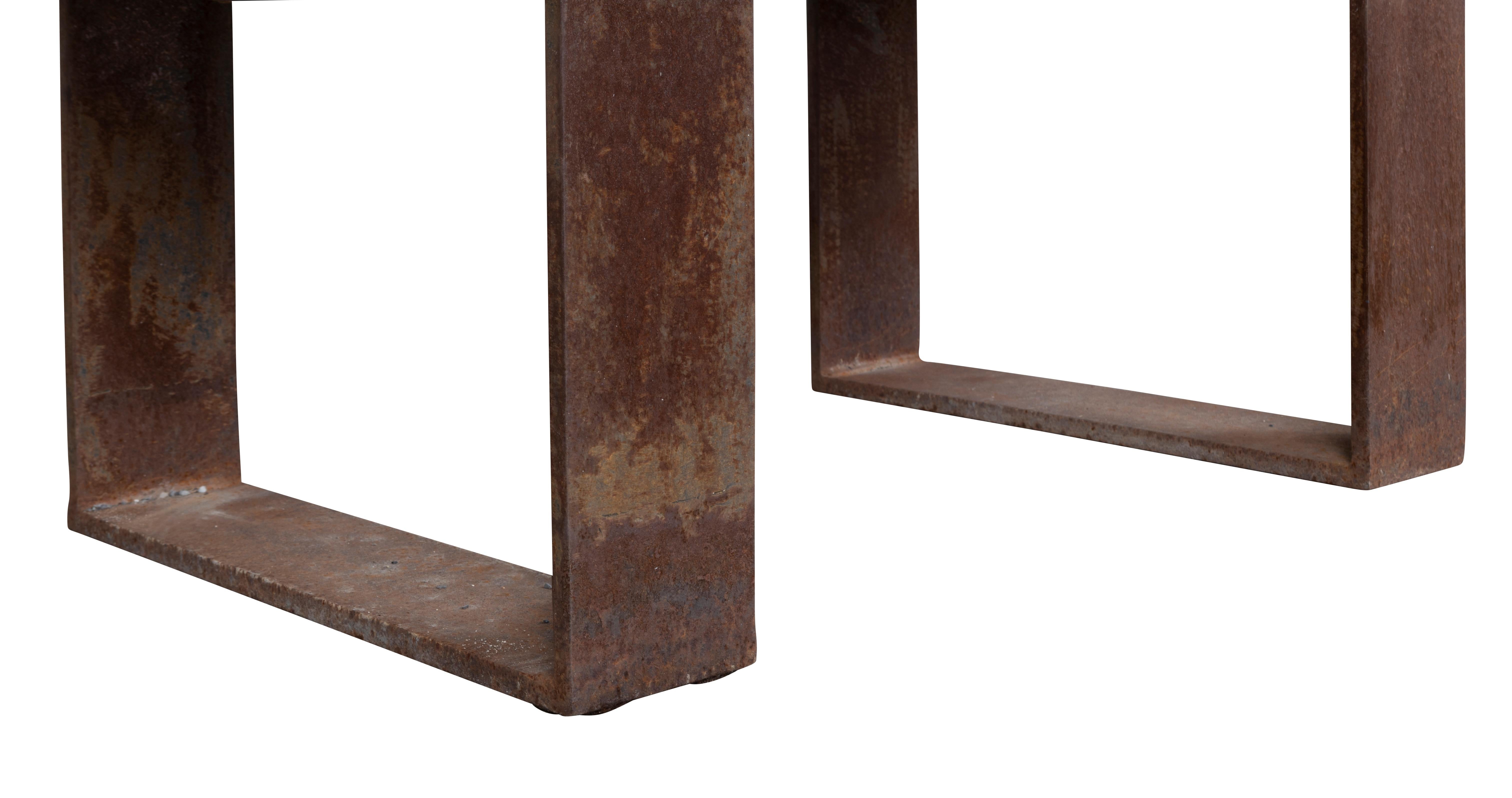 Fin du 20e siècle Table d'appoint en pierre de craie avec base en métal vieilli  en vente