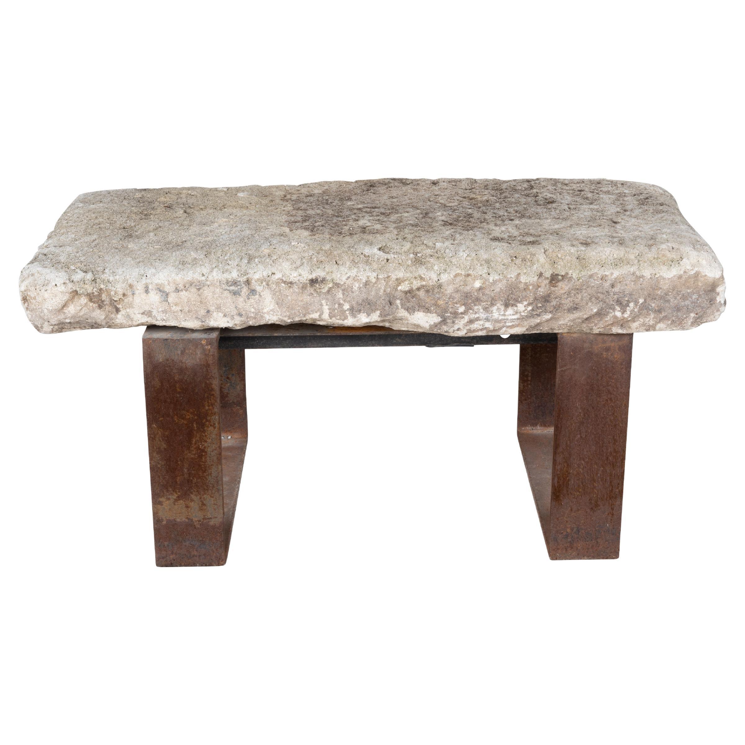 Table d'appoint en pierre de craie avec base en métal vieilli  en vente