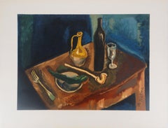 Mesa con una pipa y una botella - Litografía, Mourlot