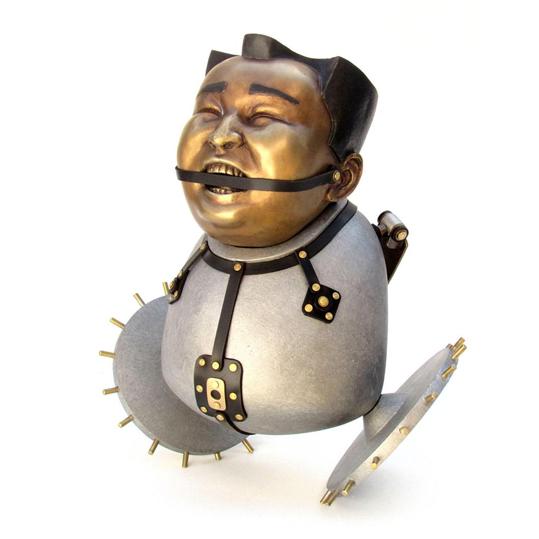 Presentiamo Chaman, una scultura dinamica del famoso artista Pablo Amoedo. Questo pezzo sorprendente mostra una combinazione magistrale di bronzo patinato, alluminio e gomma, esemplificando l'esperienza di Amoedo nel mescolare materiali diversi per