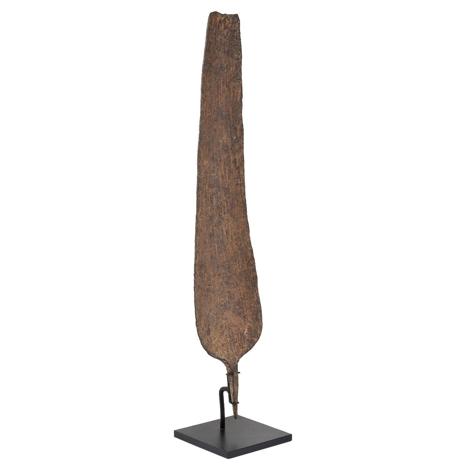 This currency object belongs to a group of hoe-currencies that were produced in various shapes in eastern Nigeria. They are typically covered in brush-shaped lines, scratches, or engravings. The Chamba blacksmiths are very skilled craftsmen who