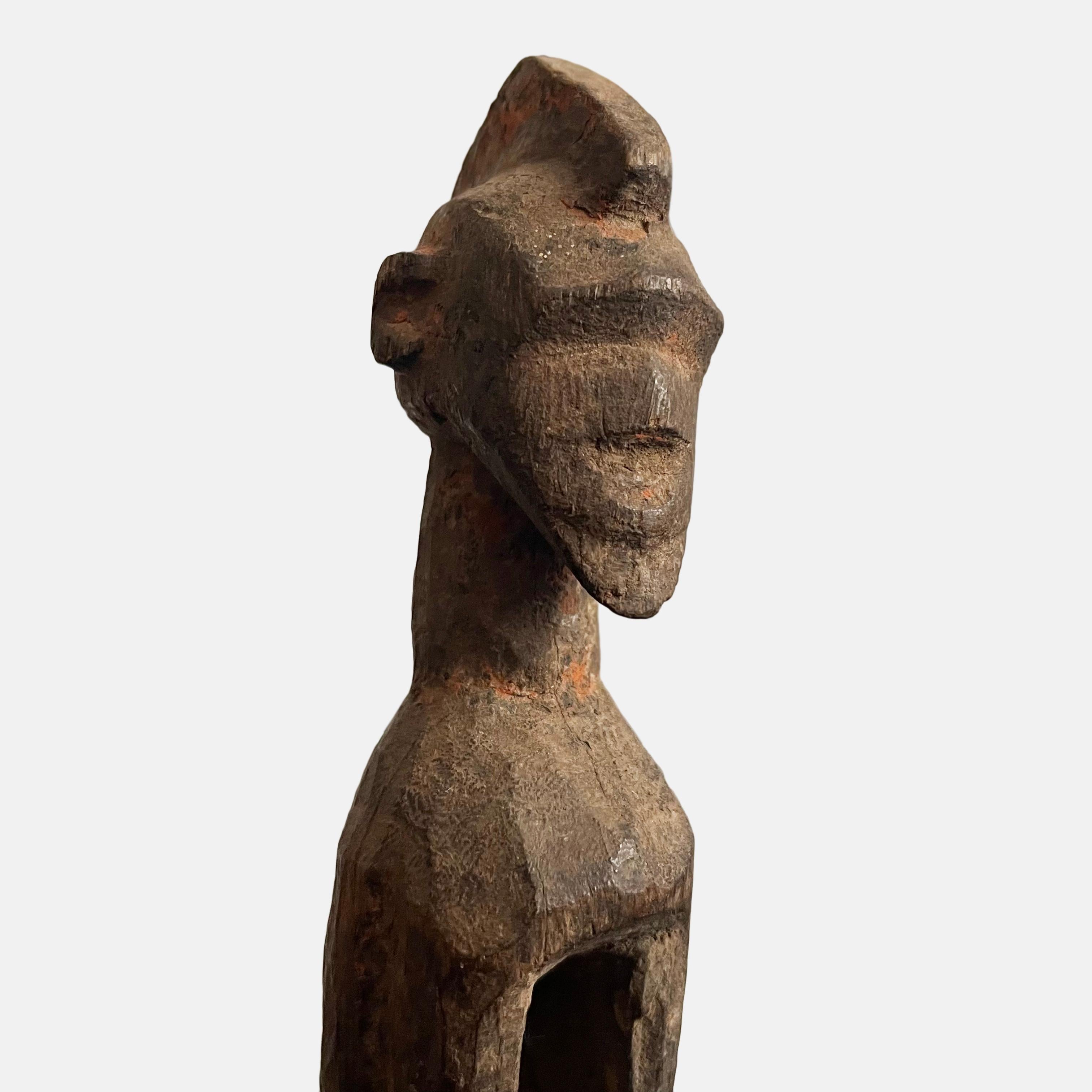 Hand-Carved Chamba Statue, Nigeria, Early 20th Century For Sale