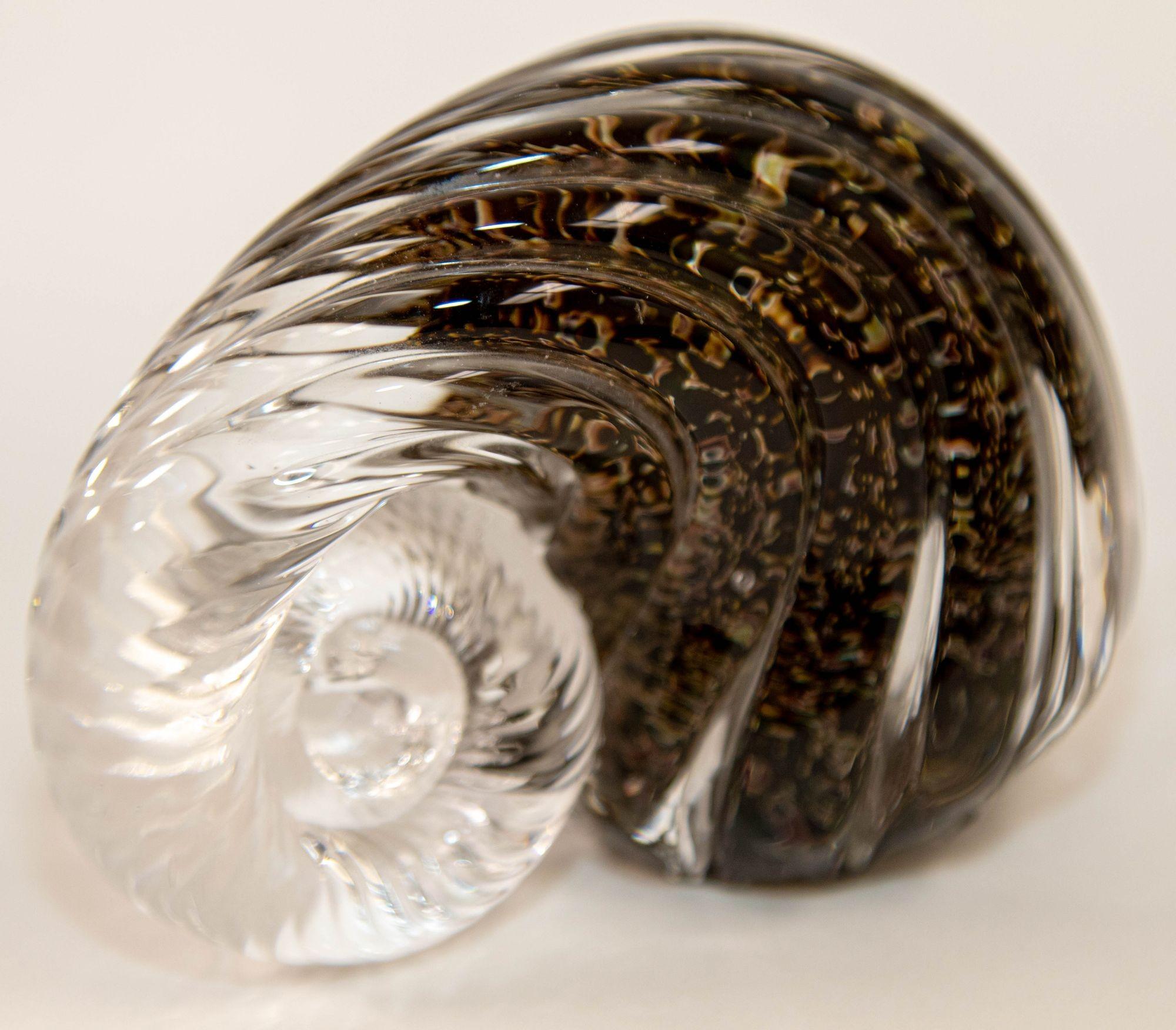 Verre d'art Presse-papier en verre d'art avec coquille de Nautilus chambrée en vente