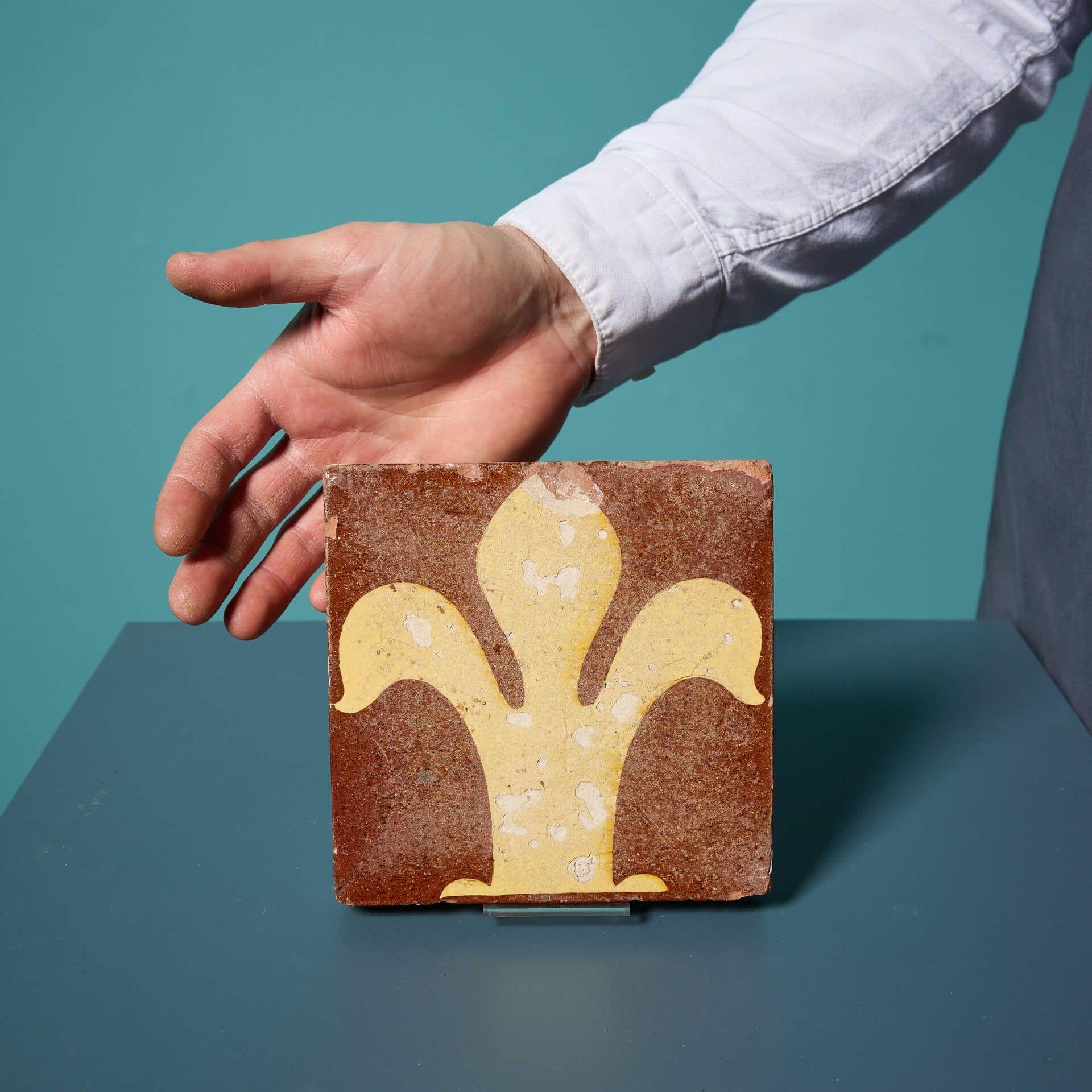 Un'antica piastrella ad encausto in stile medievale francese di Chamberlain & Co di Worcester.

Questa piastrella smaltata da 6 pollici è un pezzo decorativo di grande effetto per interni o un'aggiunta gradita a un collezionista di encausto.

Verso