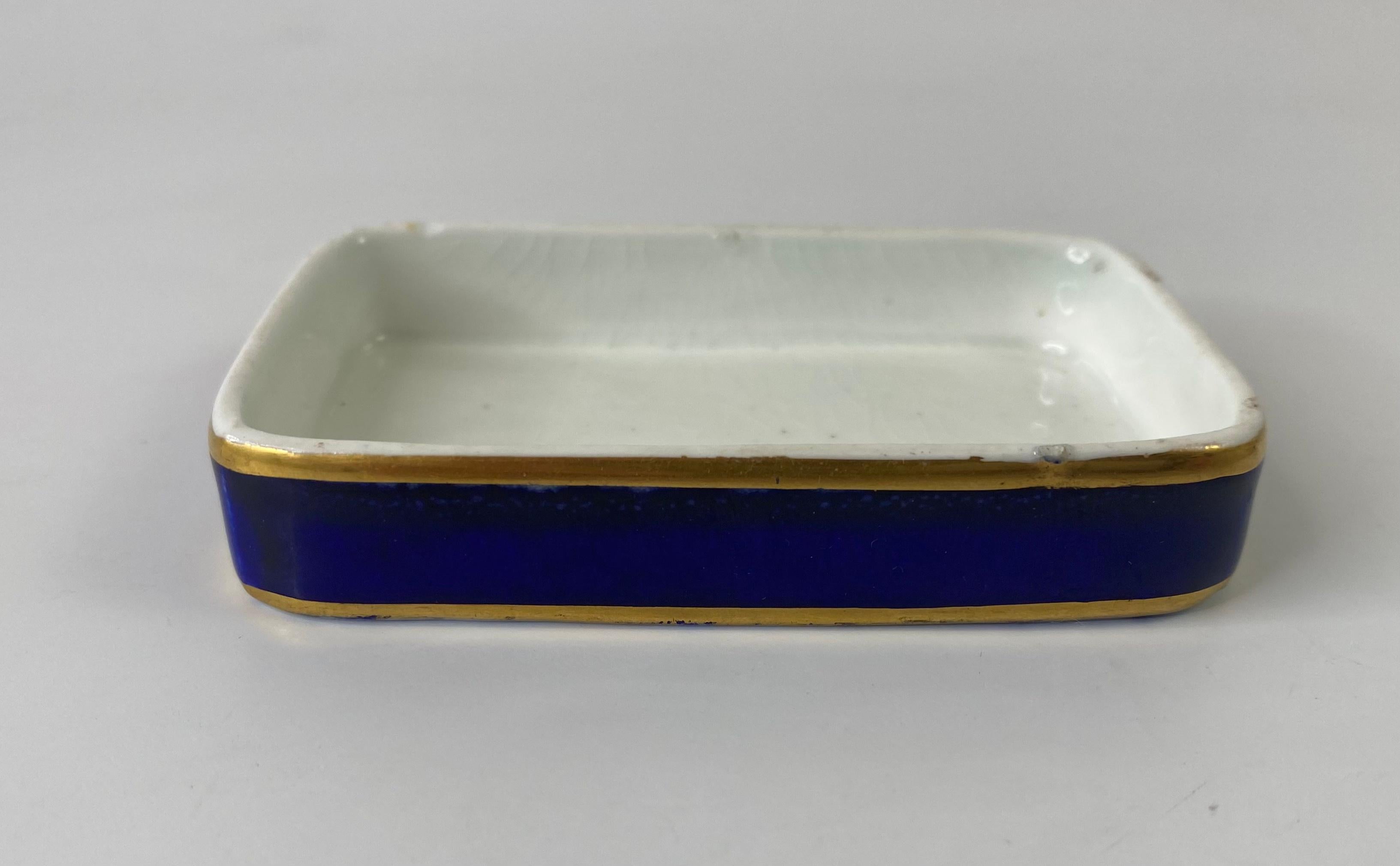 Fired Chamberlain Worcester Porcelain Box and Cover, ‘Malvern’, c. 1840 For Sale
