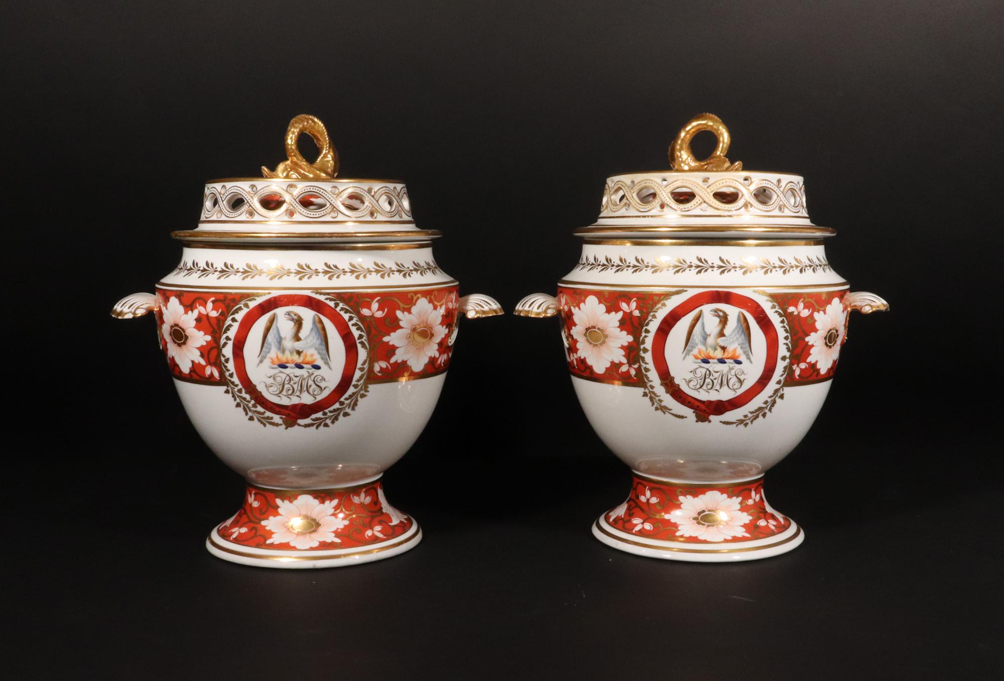 Chamberlain Worcester Porcelain Crested Fruit Coolers, Abdeckungen und Einsätze,
Das Wappen auf den Kühlboxen - 