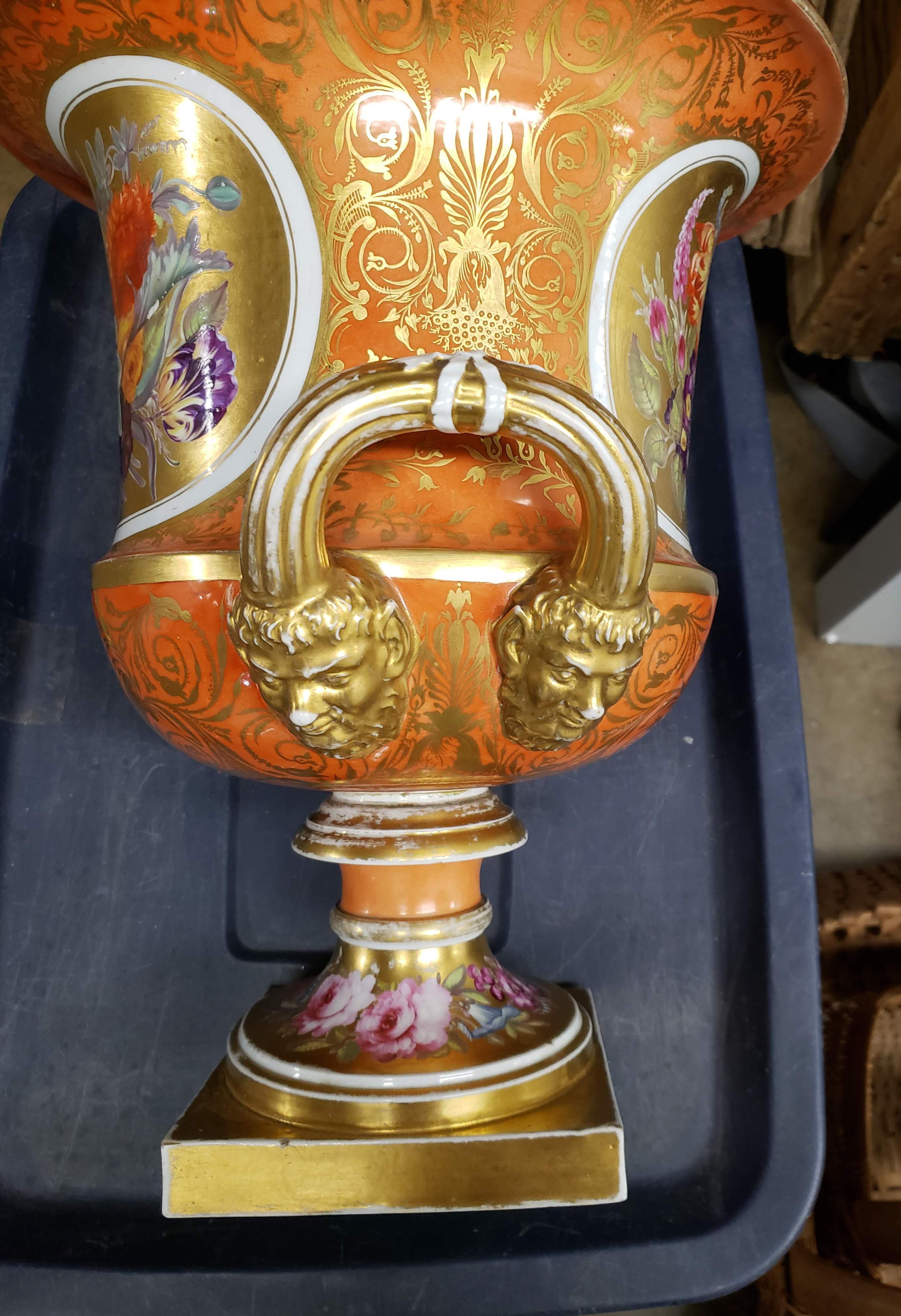 Vase en forme de Campana botanique en porcelaine à fond orange Chamberlain Worcester en vente 4