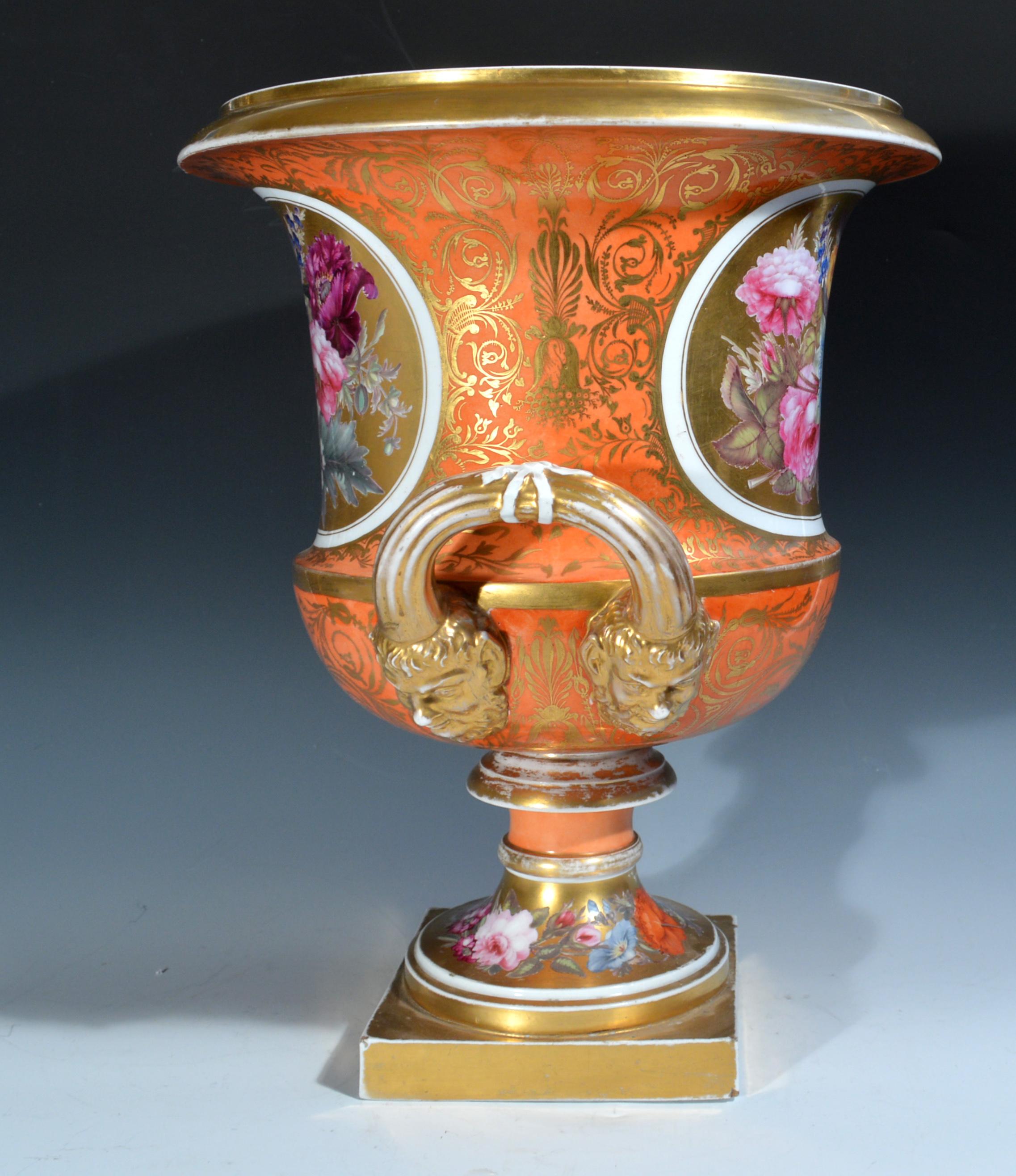 Vase en porcelaine de Chamberlain Worcester de forme Campana botanique à fond orange,
Vers 1840.

Le vase en porcelaine de Chamberlain Worcester est de forme campana avec un corps à fond orange recouvert de volutes dorées. À l'avant et à