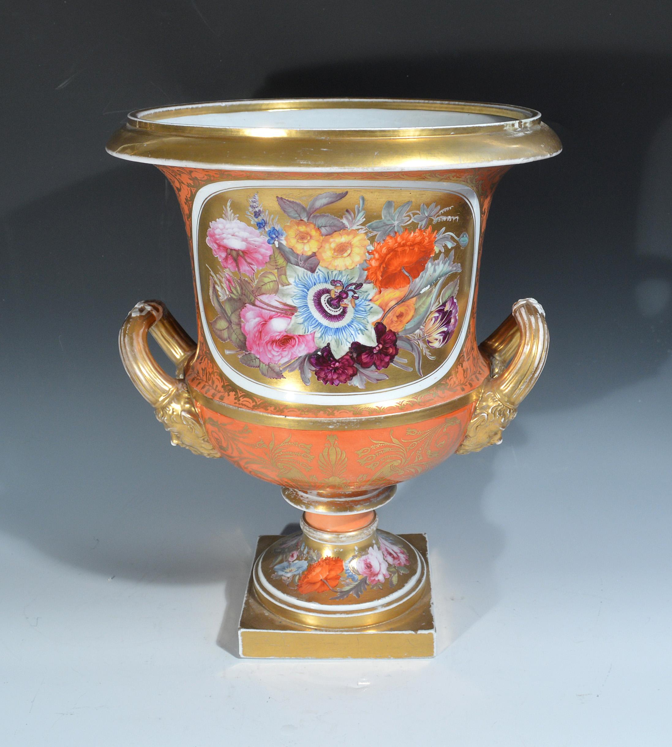 Georgien Vase en forme de Campana botanique en porcelaine à fond orange Chamberlain Worcester en vente