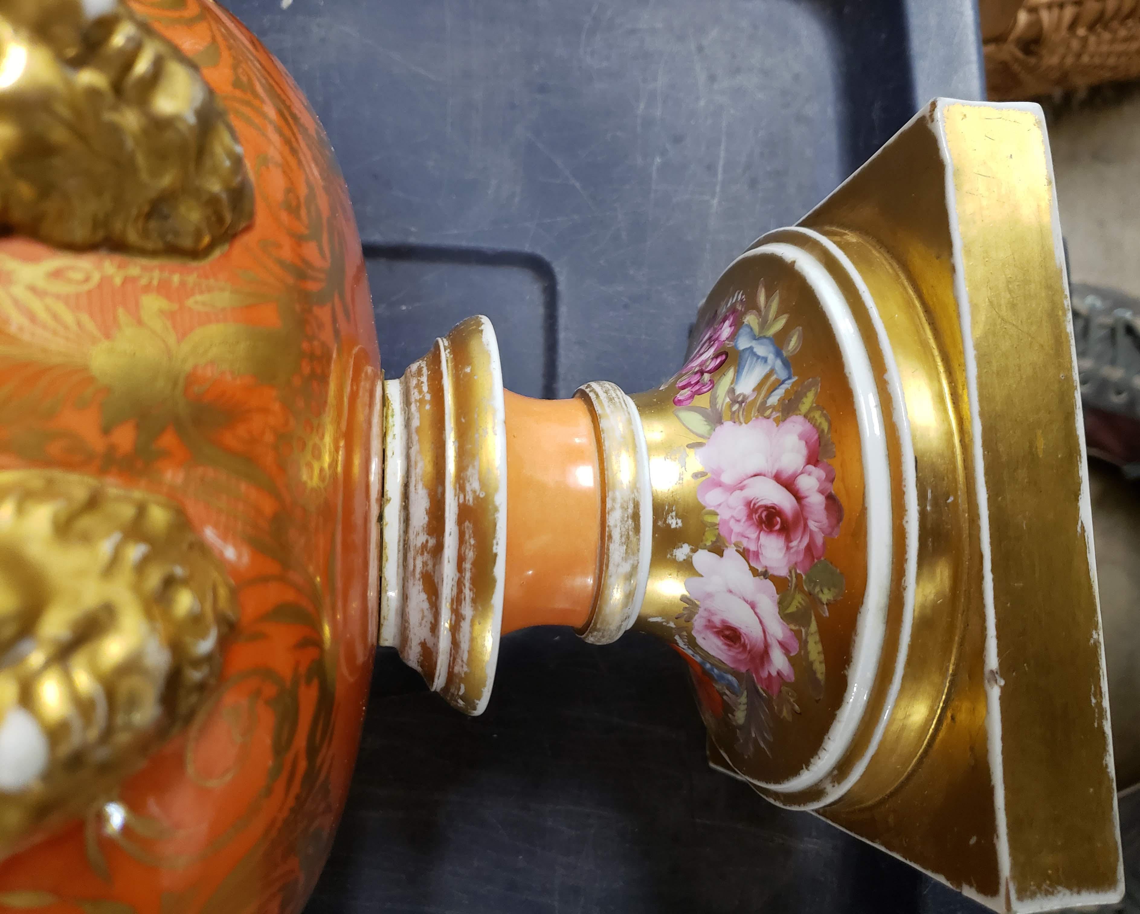 XIXe siècle Vase en forme de Campana botanique en porcelaine à fond orange Chamberlain Worcester en vente