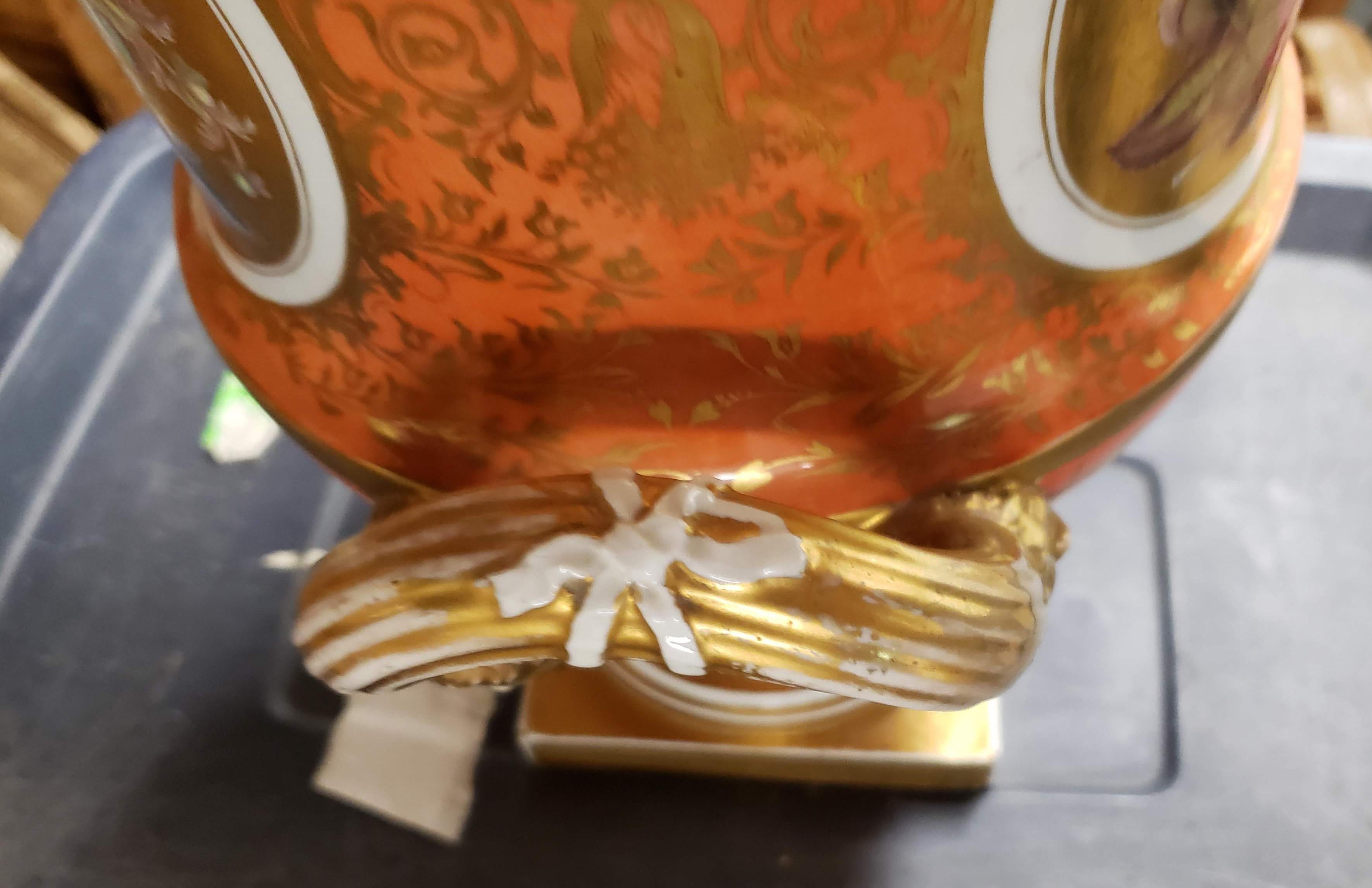 Vase en forme de Campana botanique en porcelaine à fond orange Chamberlain Worcester en vente 1
