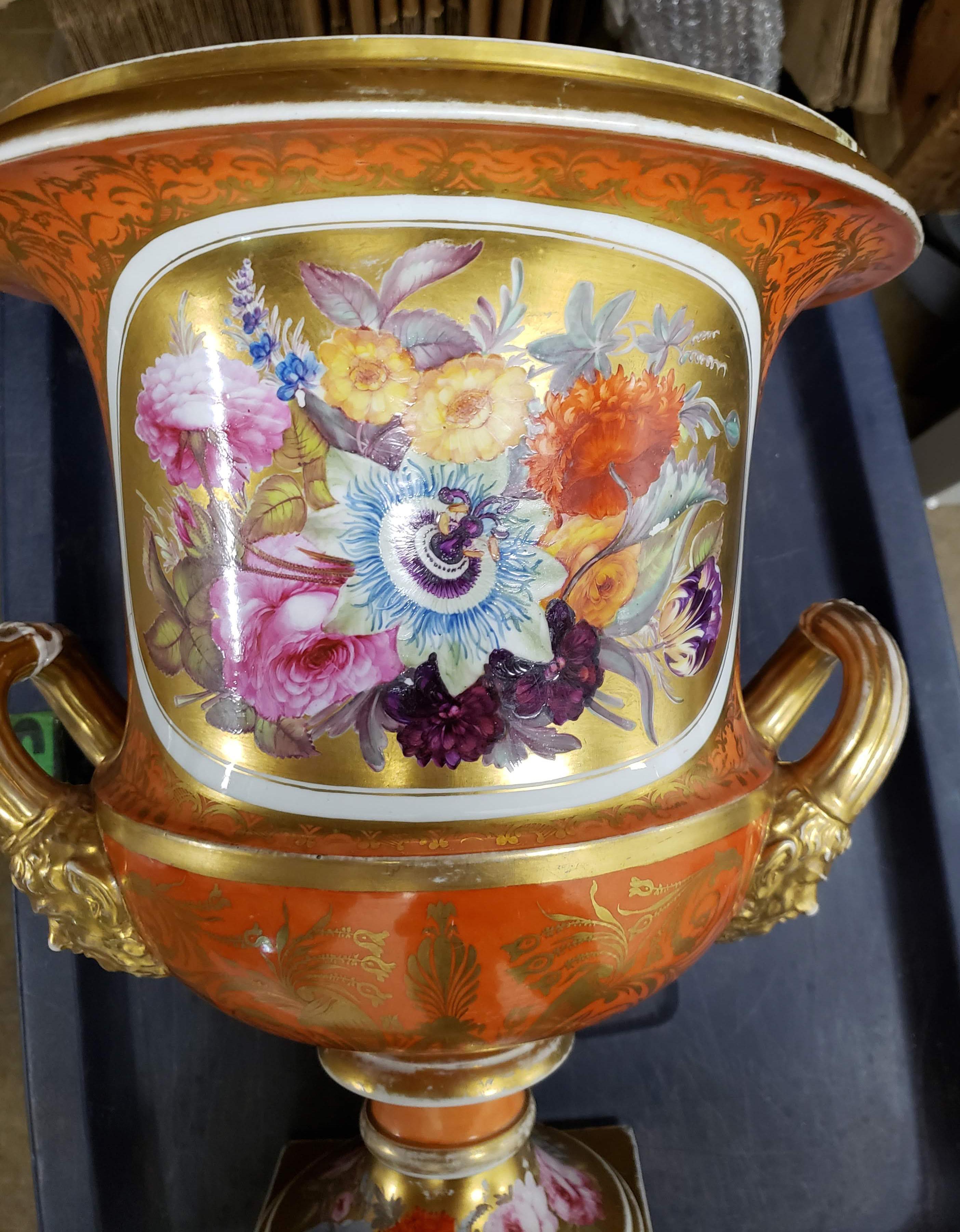 Vase en forme de Campana botanique en porcelaine à fond orange Chamberlain Worcester en vente 3