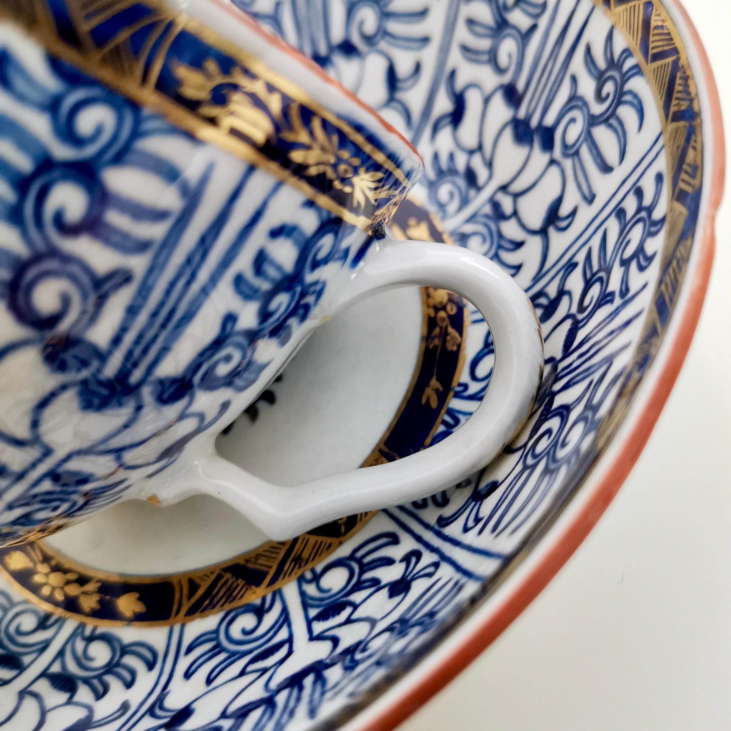 George III Chamberlain Worcester Porcelain Teacup, Blue Lily Pattern, circa 1815