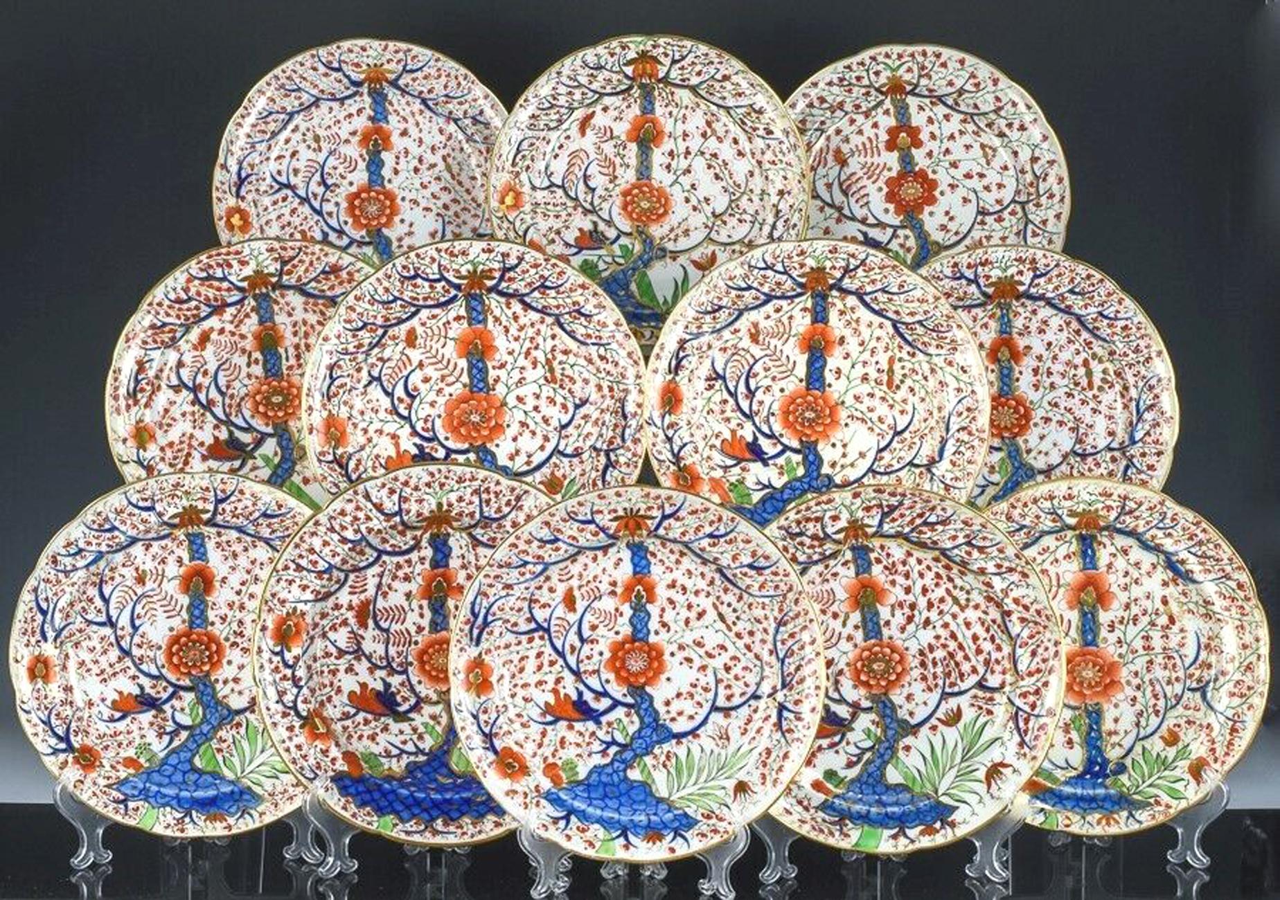 Ensemble de douze assiettes à dîner en porcelaine de Chamberlain Worcester,
Motif de l'arbre de vie,
Vers 1818-1822

Les assiettes en porcelaine Chamberlain Worcester Tree of Life sont peintes d'un motif orné et coloré connu sous le nom de 