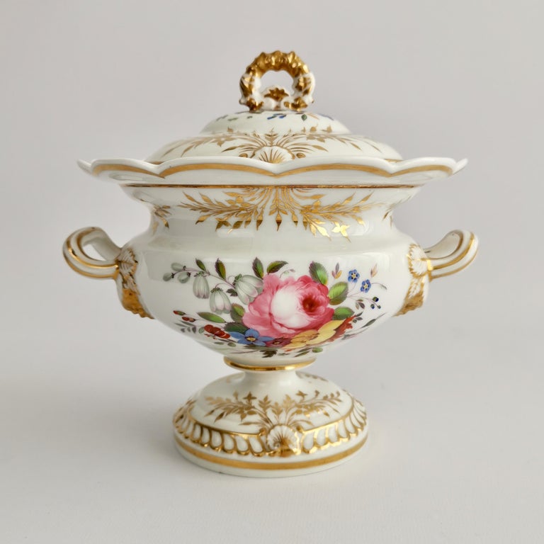 English Chamberlains Worcester Dessert Service, White with Flowers, Regency, ca 1822 For Sale
