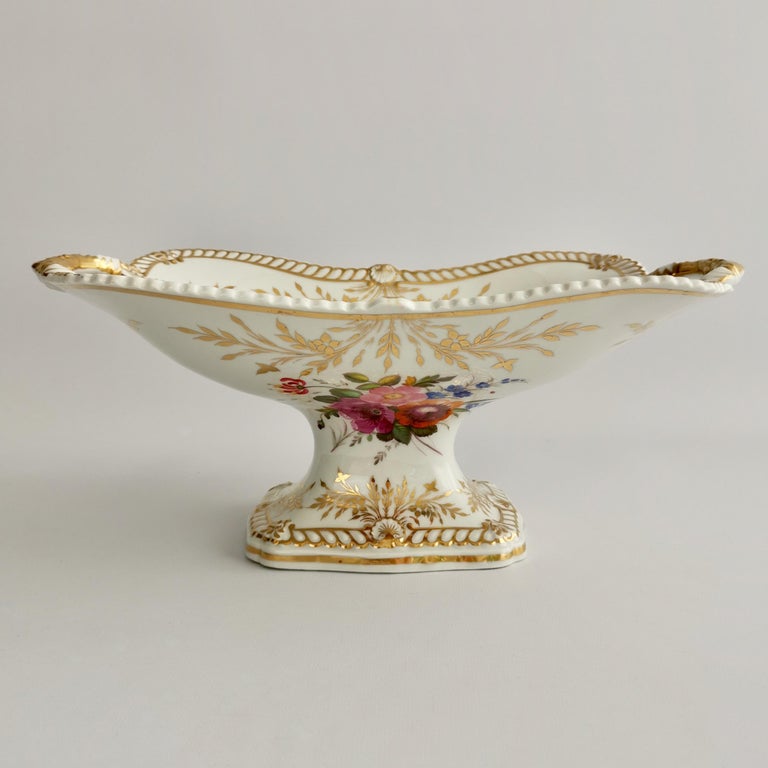 Hand-Painted Chamberlains Worcester Dessert Service, White with Flowers, Regency, ca 1822 For Sale