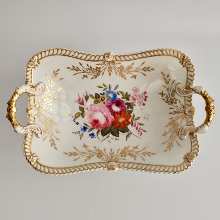 Chamberlains Worcester Dessert Service, White with Flowers, Regency, ca 1822 In Good Condition For Sale In London, GB