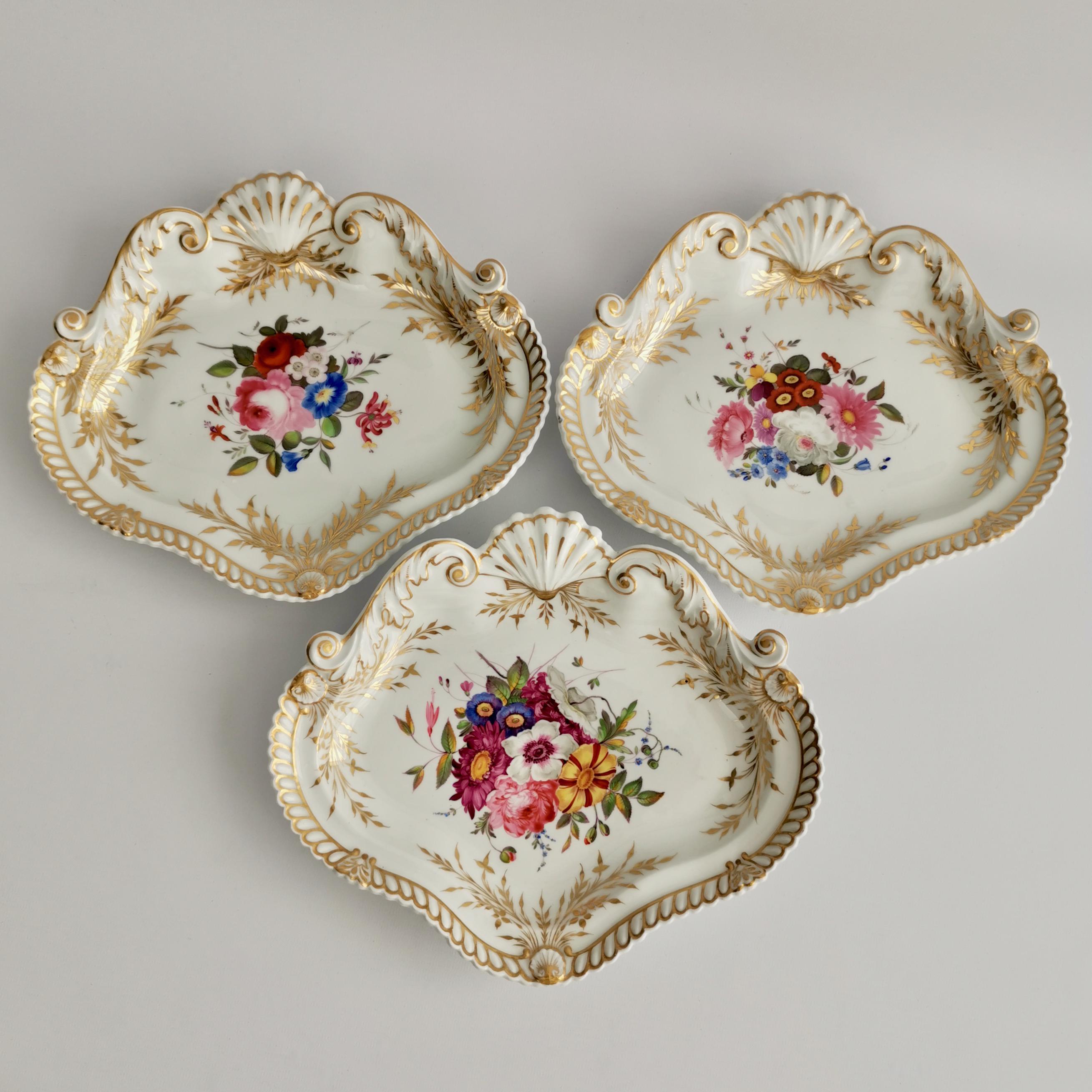Porcelain Chamberlains Worcester Dessert Service, White with Flowers, Regency, ca 1822 For Sale