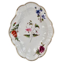 Plat Chamberlains Worcester, blanc moulé avec fleurs, Régence 1816-1820