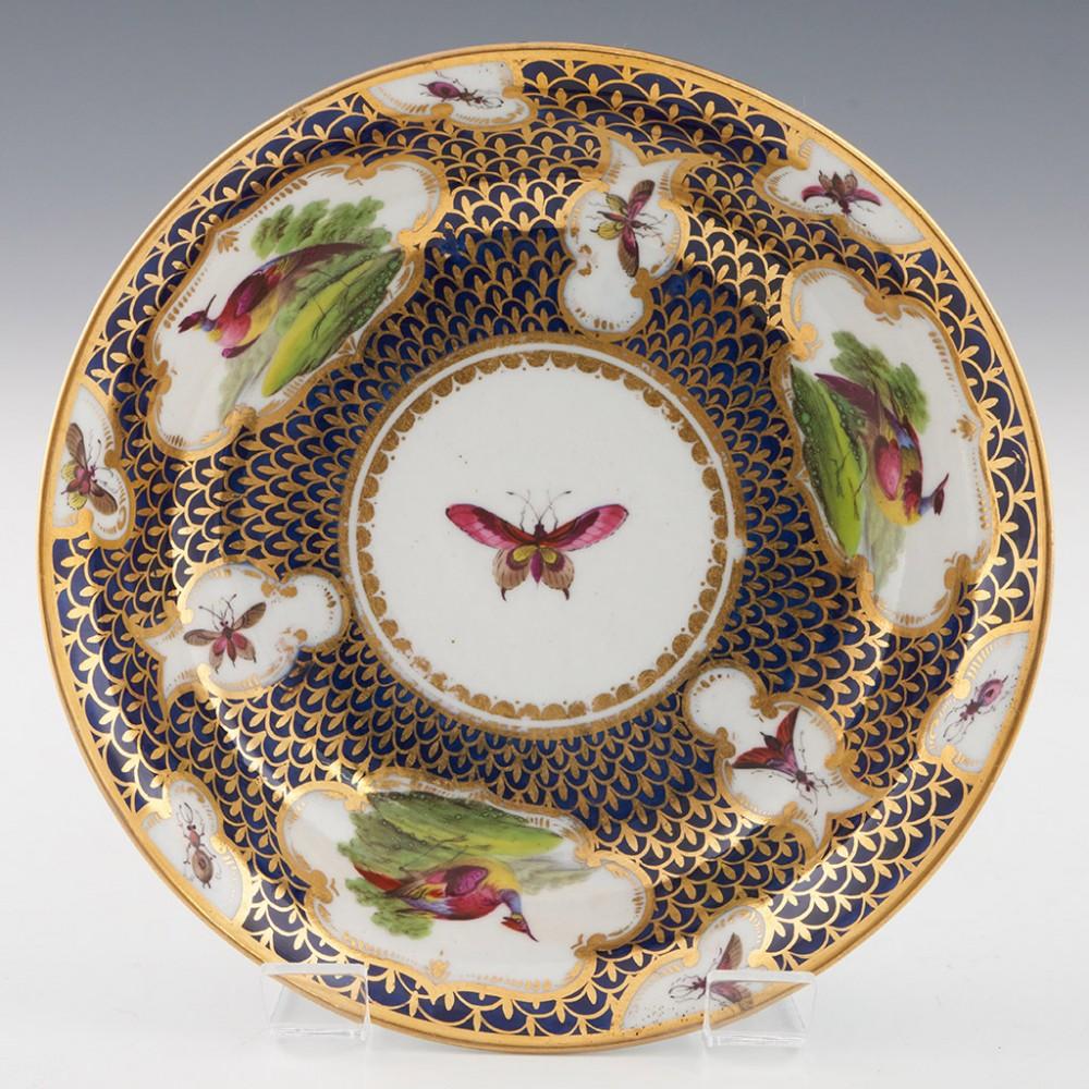 Trío de pájaros de Chamberlains Worcester pintados por George Davis, 1800-05

Más información:
Fecha : 1800-05
Periodo : Jorge III
Marcas : Ninguna
Origen : Worcester, Inglaterra
Color : Policoma
Motivo : Fondo de penacho dorado con pájaros e