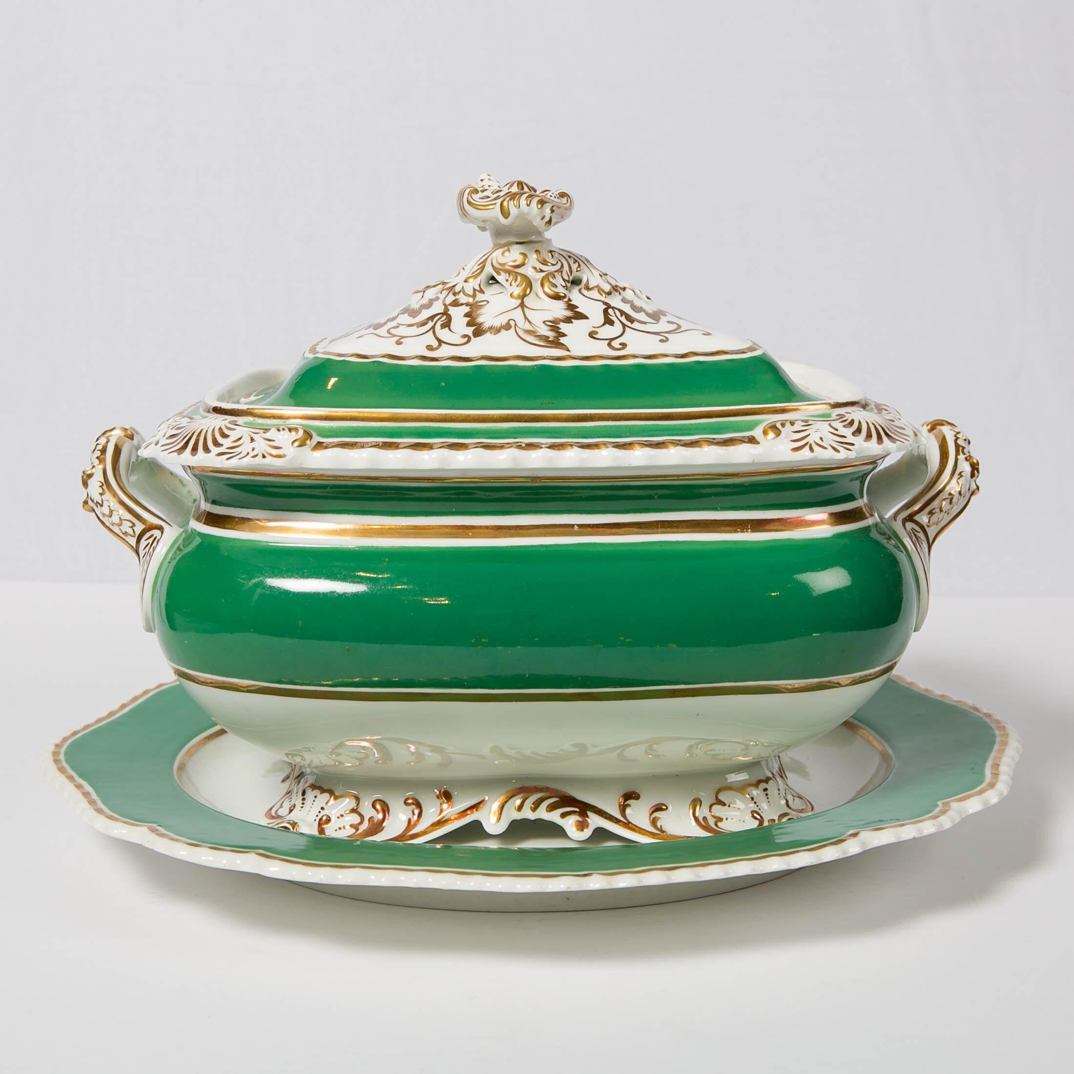 Regency Chamberlains Worcester Green Soup Tureen Made in England, circa 1825
