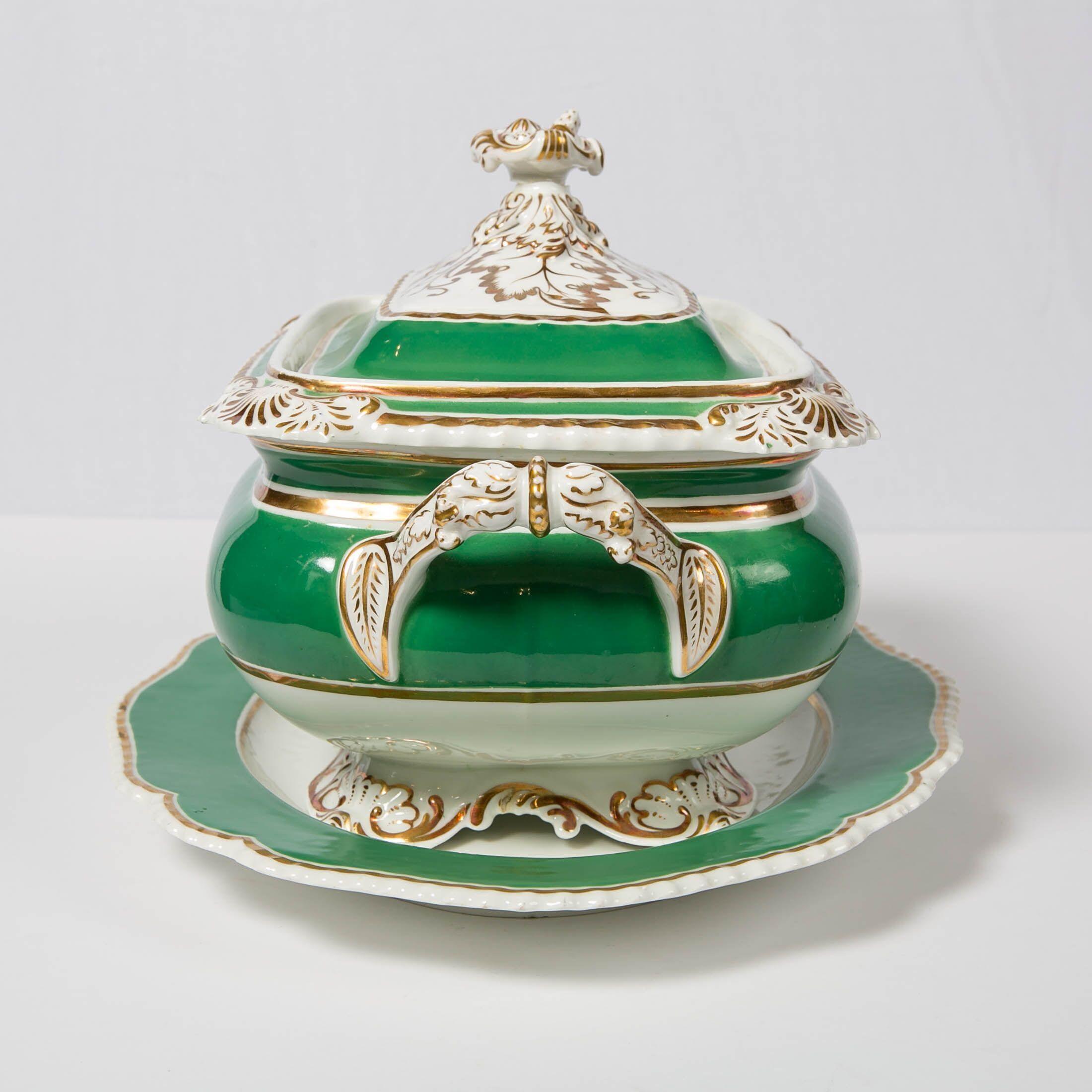 Chamberlains Worcester Green Soup Tureen Made in England, circa 1825 In Excellent Condition In Katonah, NY
