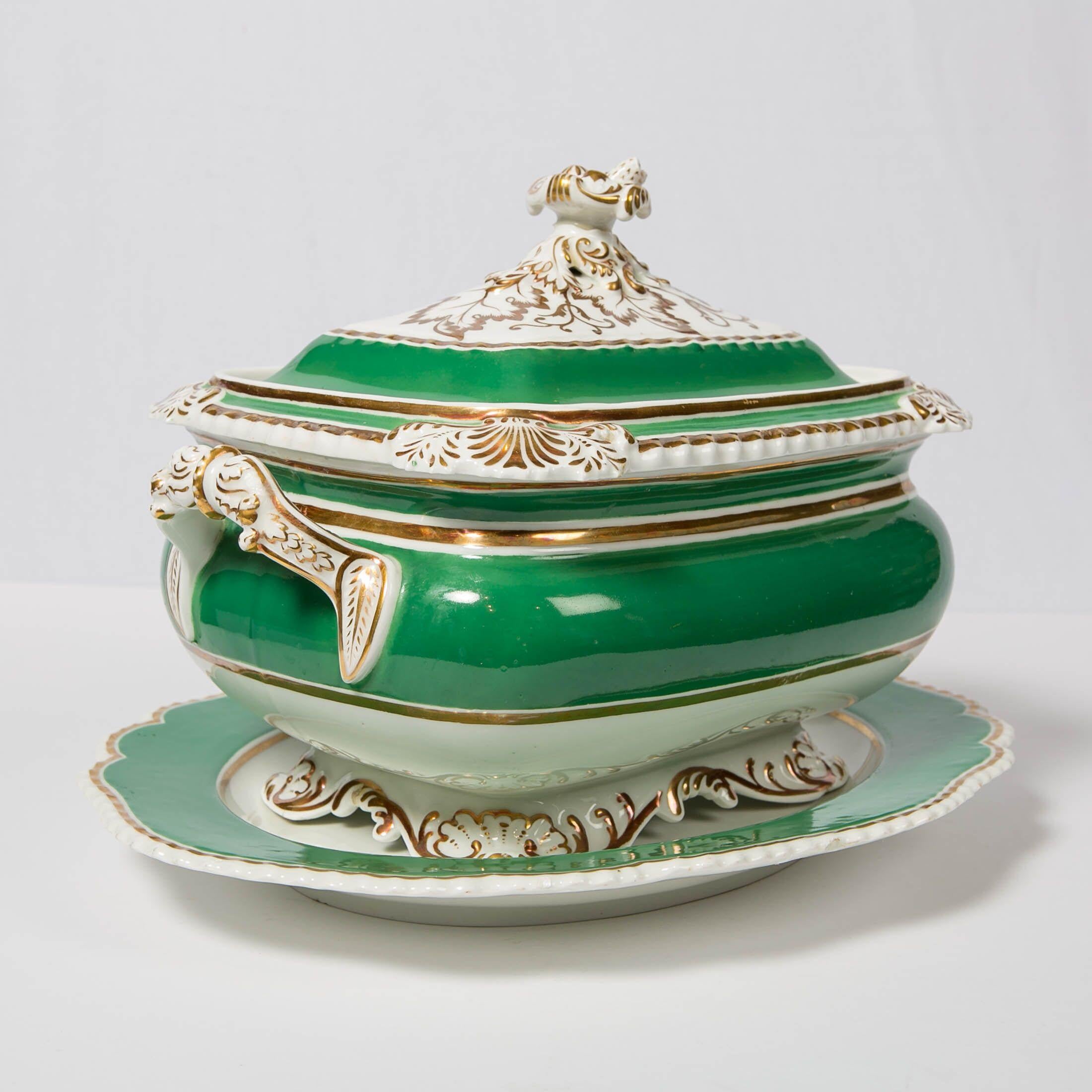 19th Century Chamberlains Worcester Green Soup Tureen Made in England, circa 1825