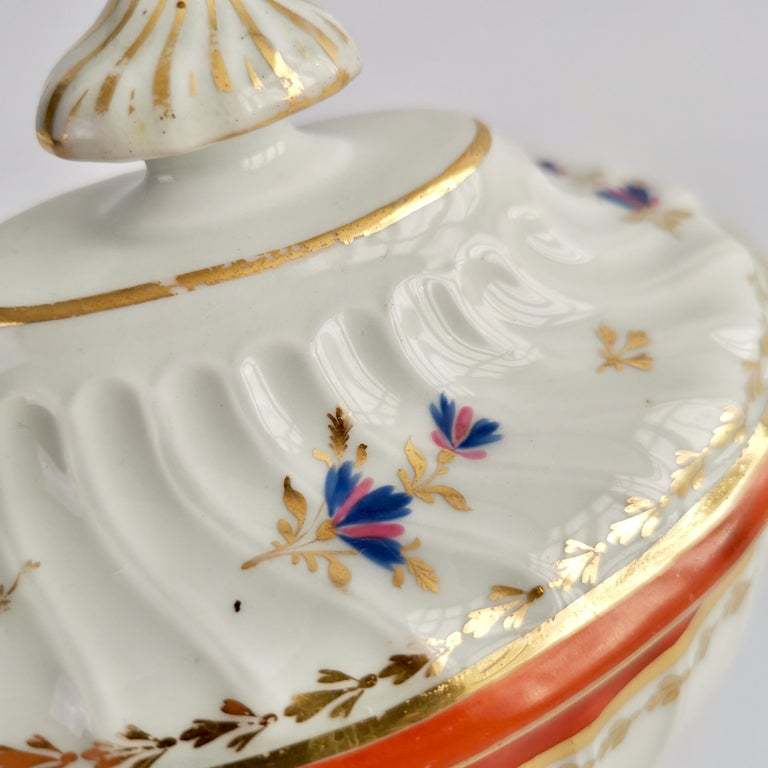 Chamberlains Worcester Porcelain Sucrier, White and Ochre, Georgian, circa 1795 In Good Condition For Sale In London, GB