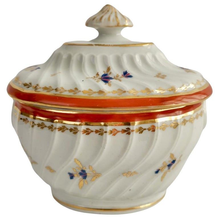 Chamberlains Worcester Porcelain Sucrier, White and Ochre, Georgian, circa 1795 For Sale
