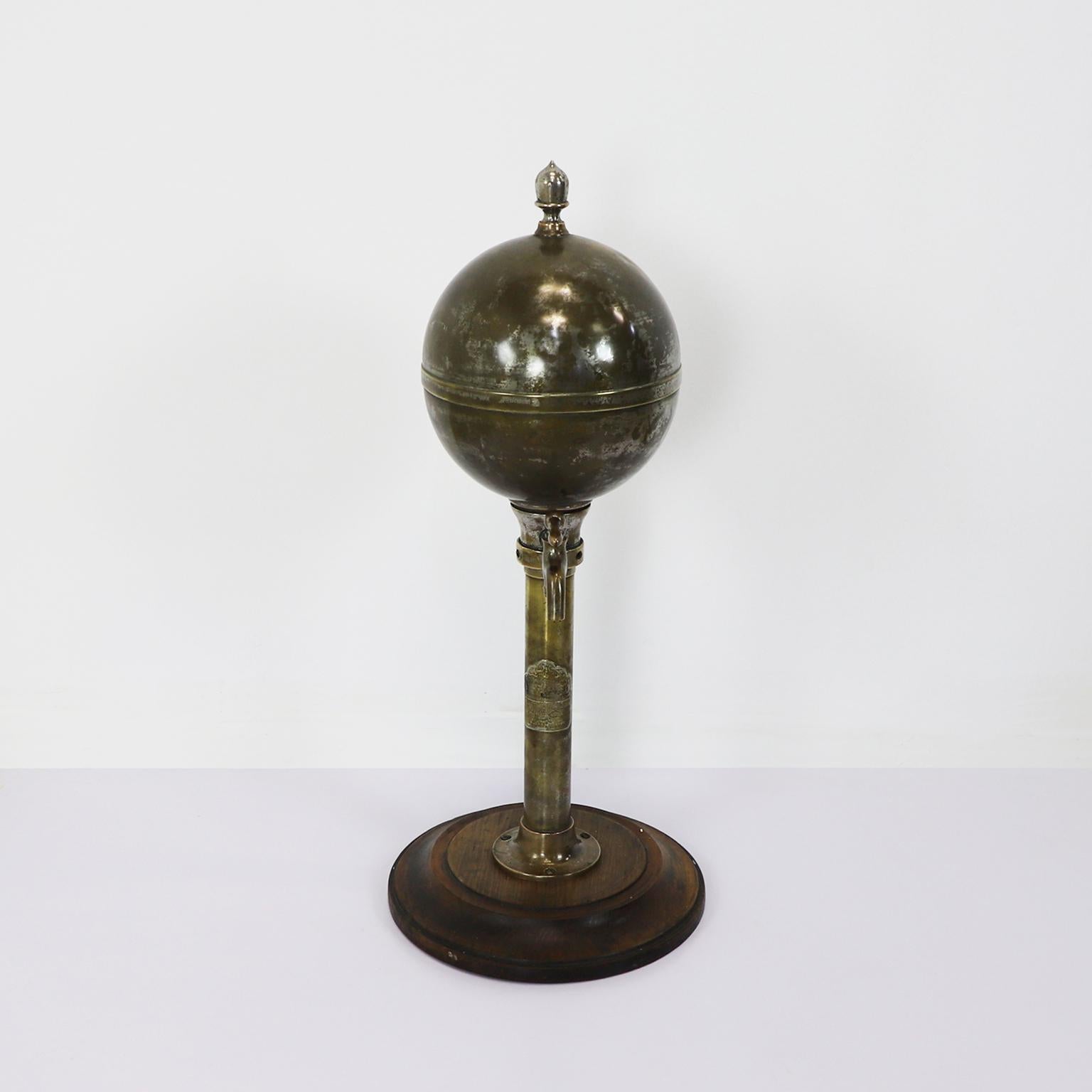 CIRCA 1900, bieten wir diesen Chamberland Filter aus Messing an.

Ein Chamberland-Filter, auch bekannt als Pasteur-Chamberland-Filter, ist ein Filter, der dazu dient, Mikroorganismen aus Flüssigkeiten zu entfernen. Der 1884 von Charles Chamberland,