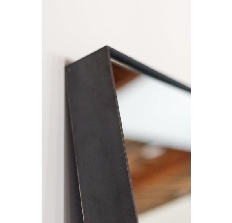 Ce miroir de chambre est fabriqué sur mesure à Los Angeles. Cadre en acier industriel soudé, miroir découpé sur mesure. 

Acier industriel + miroir
Finition Poly

Pour tous les meubles, la protection contre la chaleur et l'humidité est essentielle à