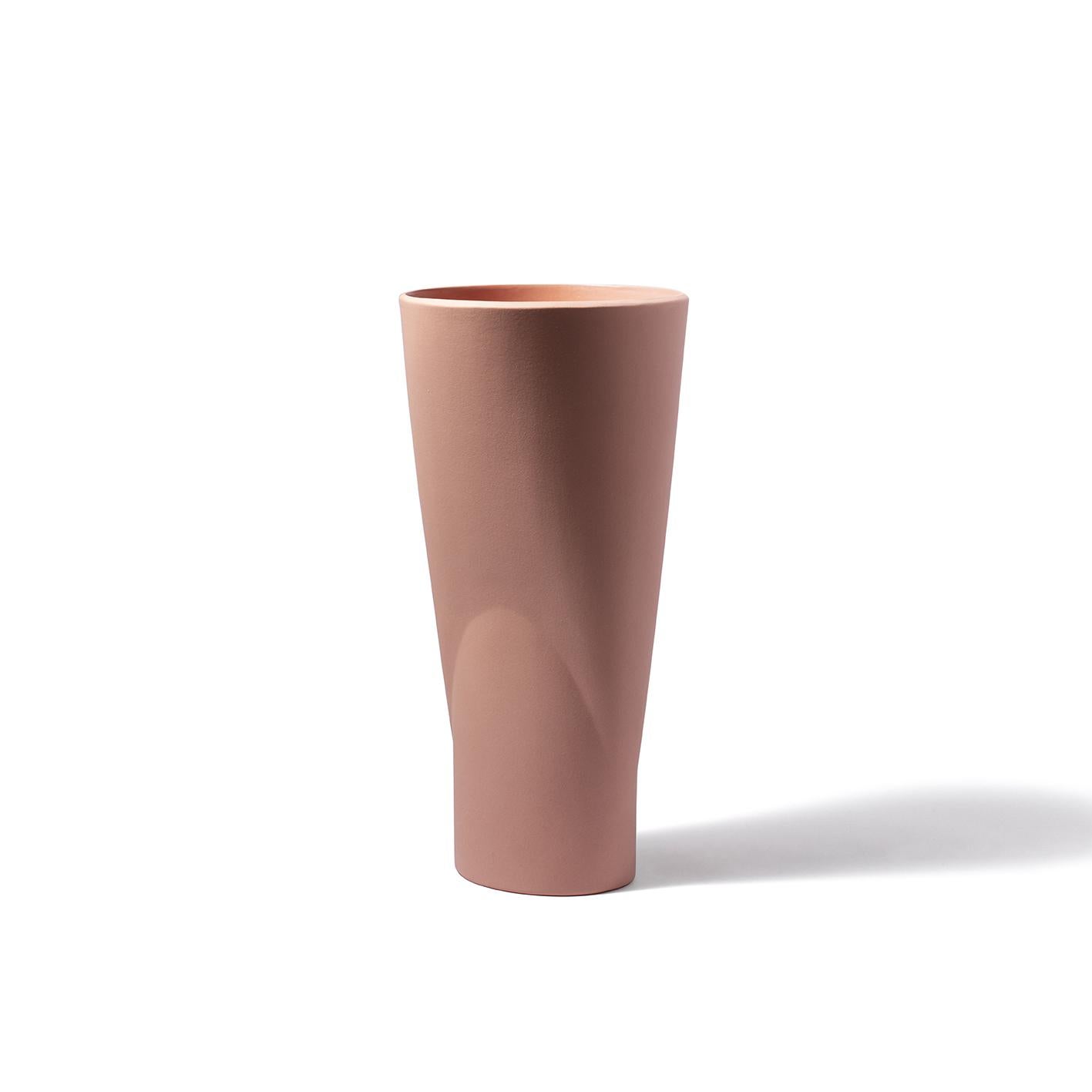 Chamalea est un vase en céramique avec finition mate à l'extérieur et émaillée à l'intérieur, conçu par Chiara Andreatti pour Paola C., et il fait partie de la Collection C.I.C., une famille composée de porte-gâteaux, de centres de table, de coupes