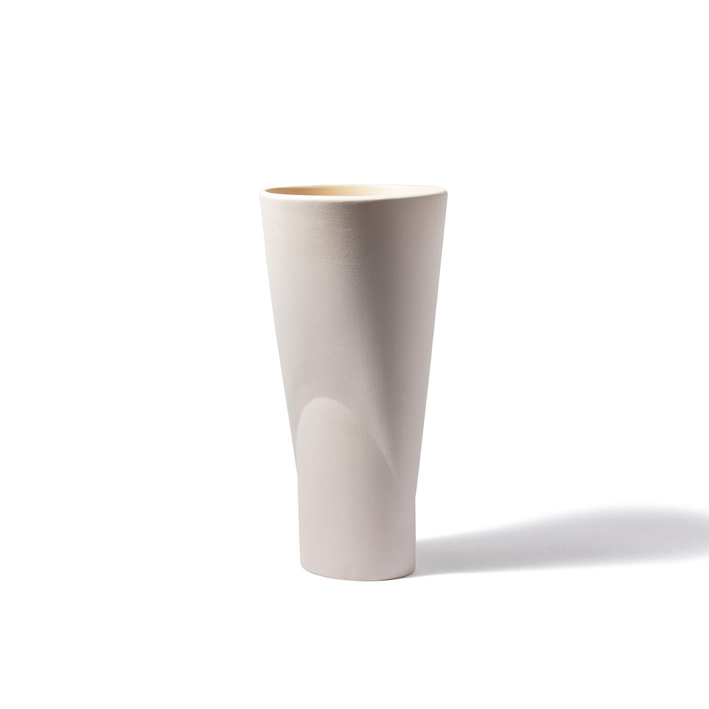 Moderne 21ème siècle Chamelea I Vase en céramique blanche Vessel Designé Chiara Andreatti en vente