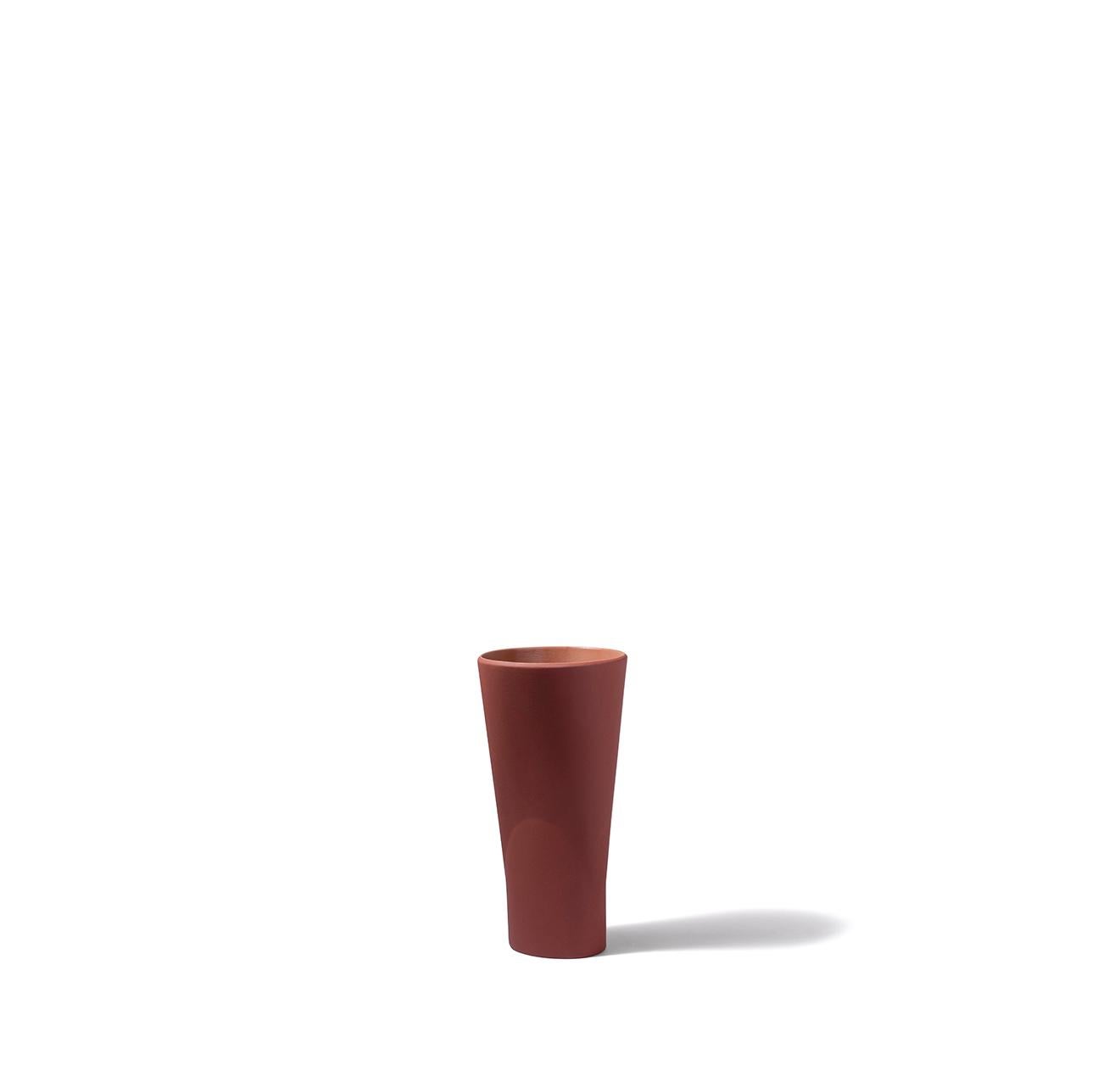 Chamalea est un vase en céramique conçu par Chiara Andreatti pour Paola C., et il fait partie de la collection Coquille, une famille composée de porte-gâteaux, de centres de table, de coupes à fruits et de vases, inspirés par des formes naturelles