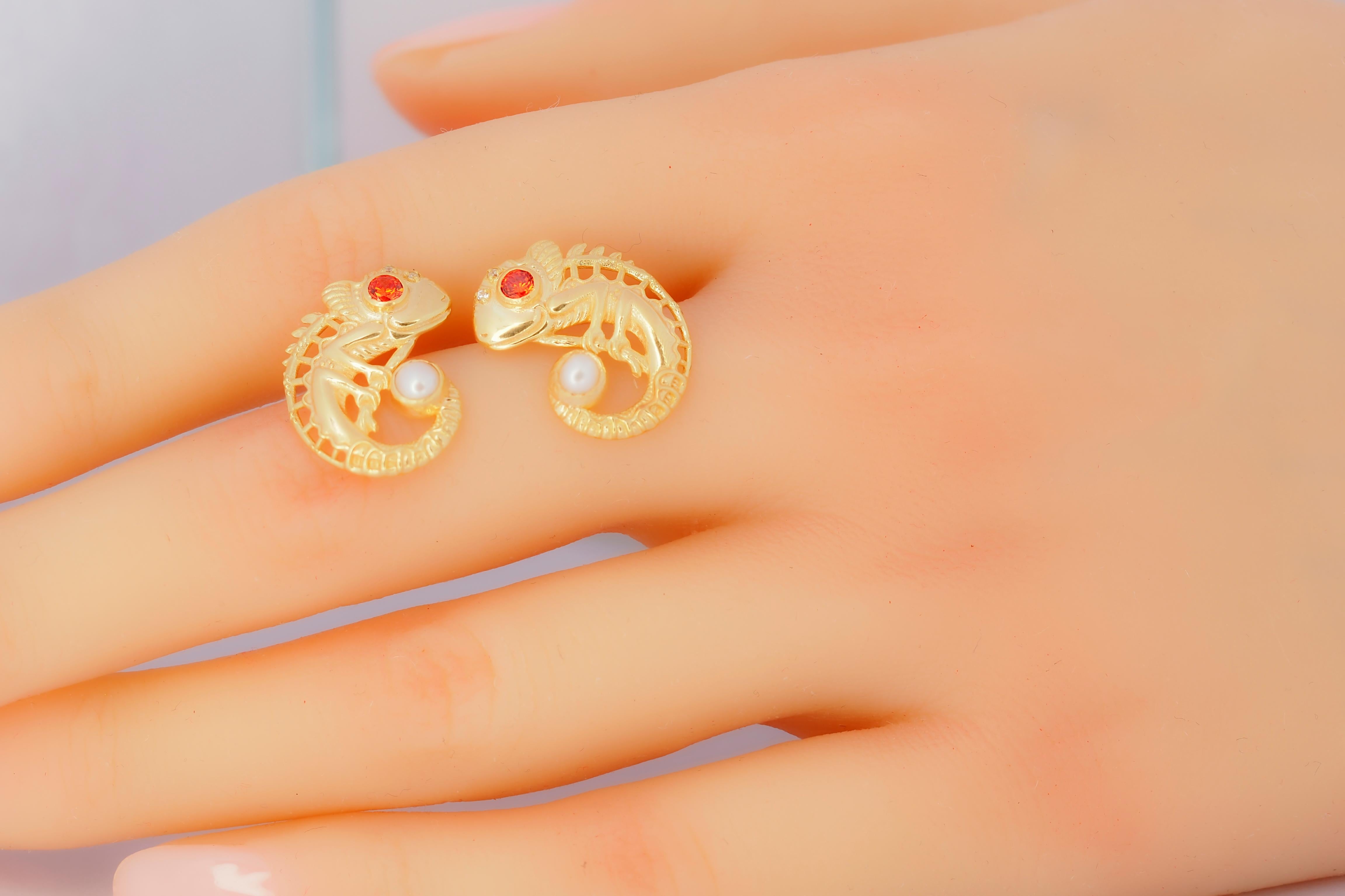 Chameleon earrings studs 14k Gold. Orange sapphire earrings. Reptile gold earrings. Gold Lizard earrings. Animal, Wildlife earrings.

Metal: 14k gold
8.5x16 mm size
Weight 3.5 gr

Gemstones:
Pearl: round button shape, white color 4 mm size
Sapphire: