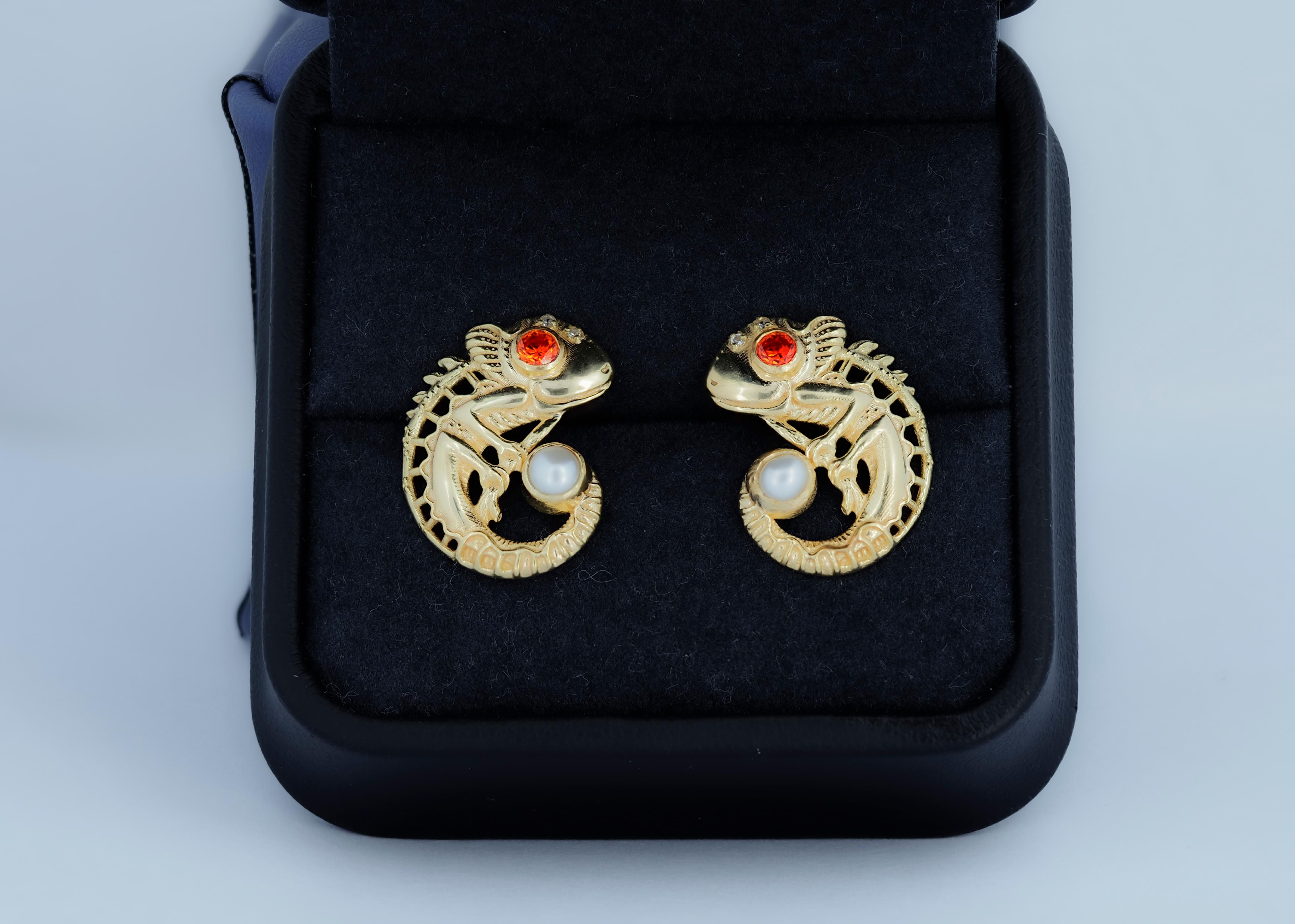 Cabochon Chameleon earrings studs 14k Gold.  For Sale
