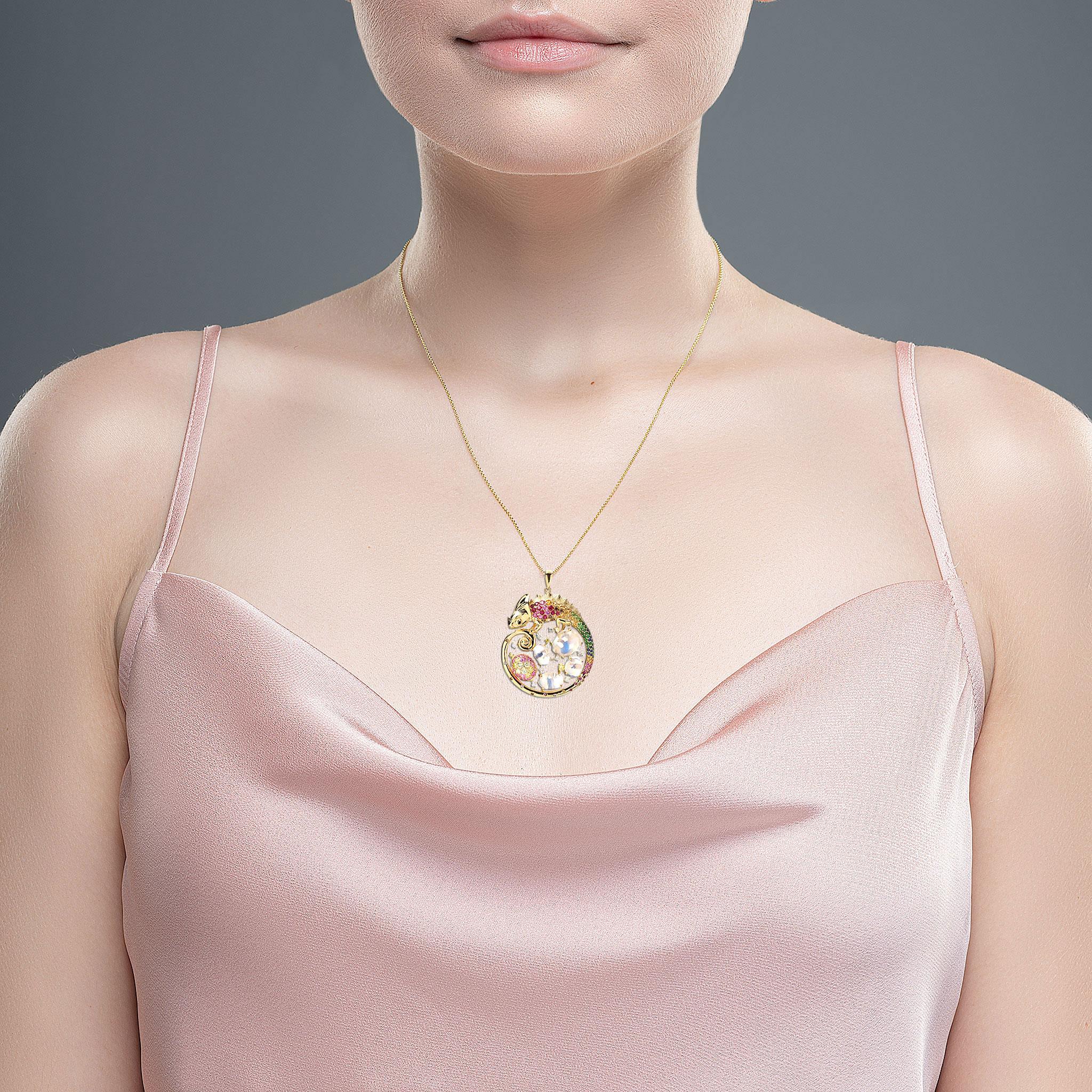 Questo raffinato ciondolo di ispirazione Art Nouveau, a forma di camaleonte, è un simbolo straordinario di adattabilità e trasformazione, ispirato alle qualità mistiche di questa straordinaria creatura. Realizzato in lussuoso oro giallo 18 carati,