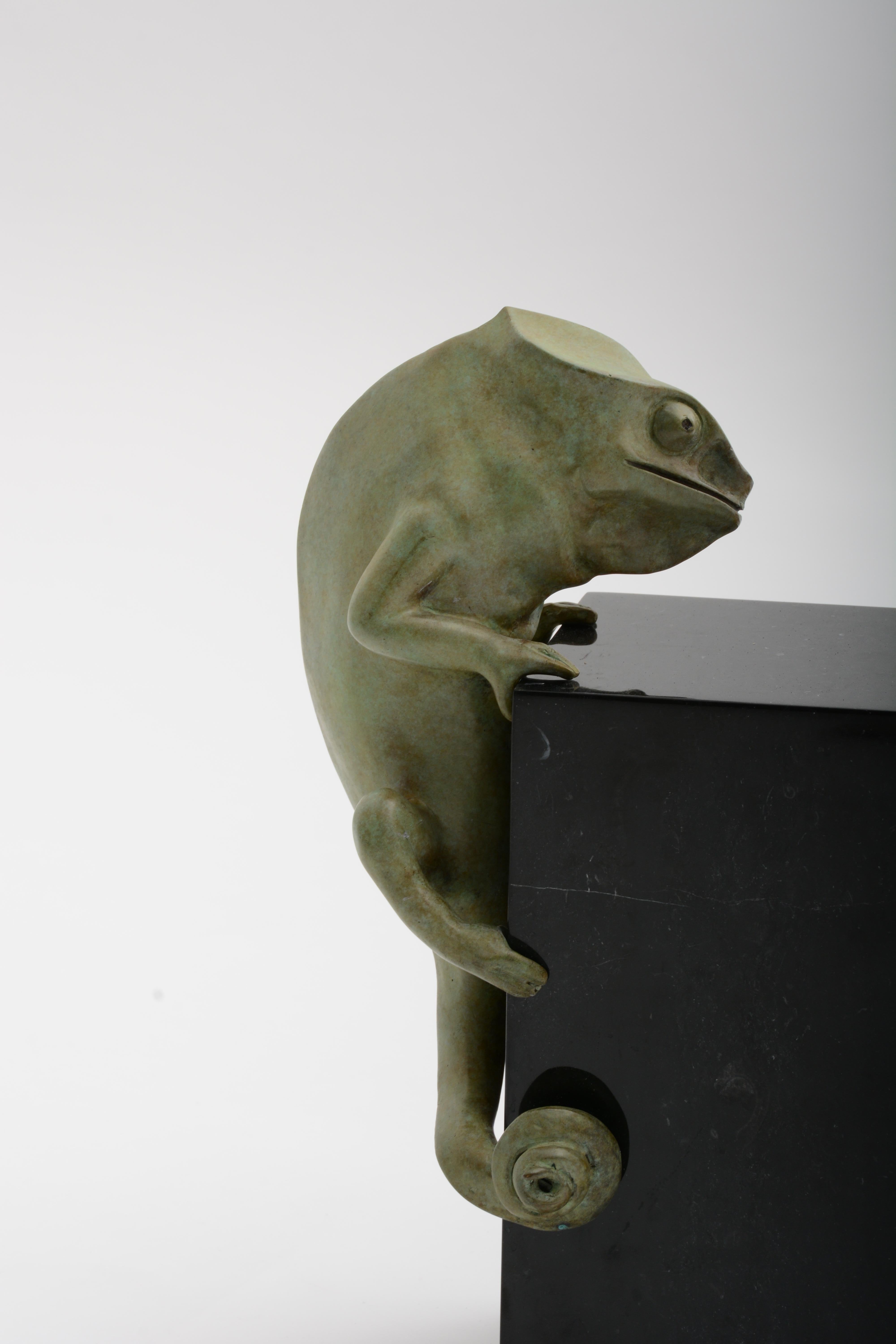 Moderne Sculpture Chameleon en bronze moulé finition vert-de-gris par Elan Atelier en vente