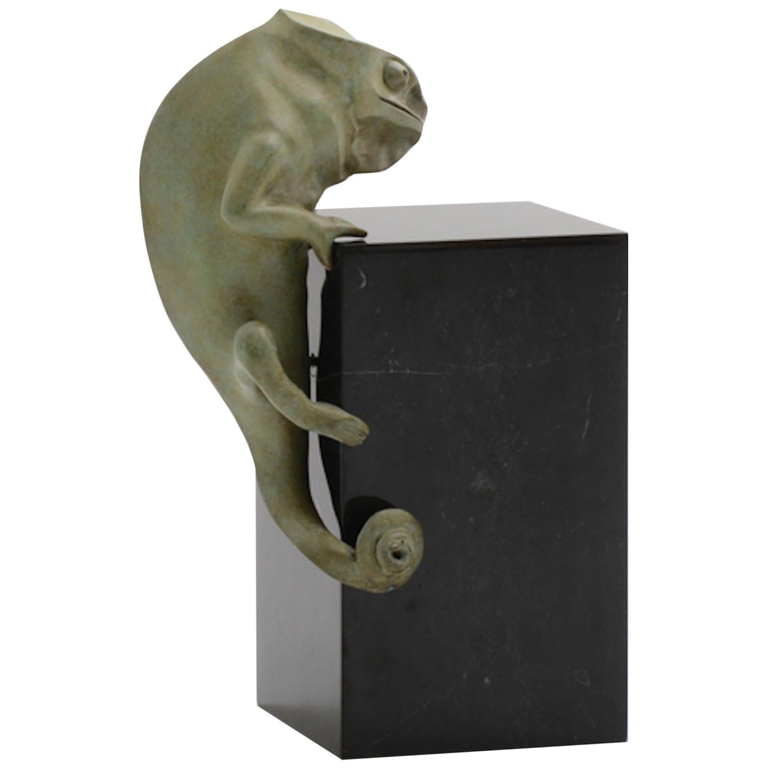 Sculpture Chameleon en bronze moulé finition vert-de-gris par Elan Atelier en vente