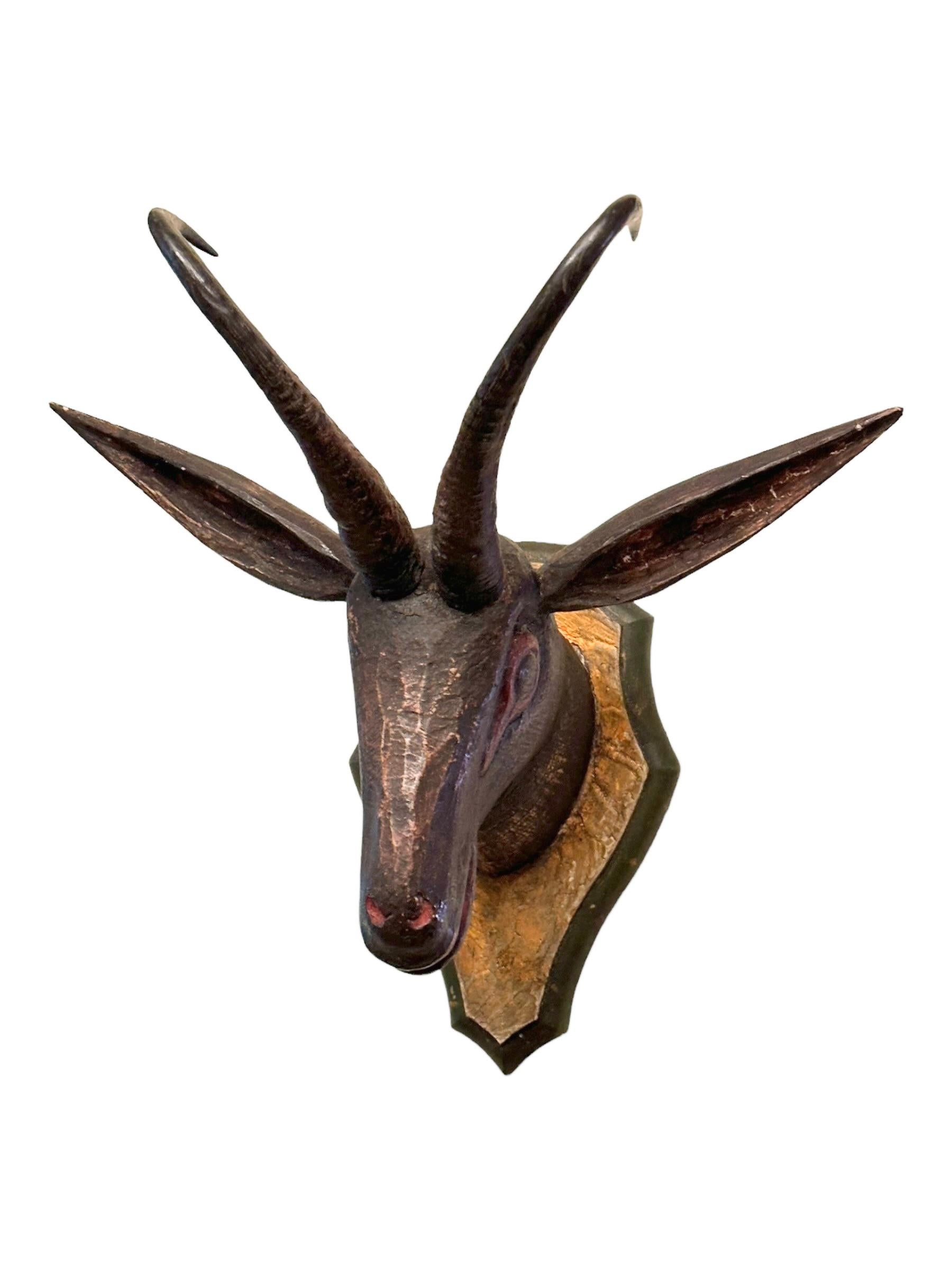 Trofeo de madera de arte popular primitivo de Gamuza del Black Forest tallado a mano, Siglo XIX Bosque negro en venta