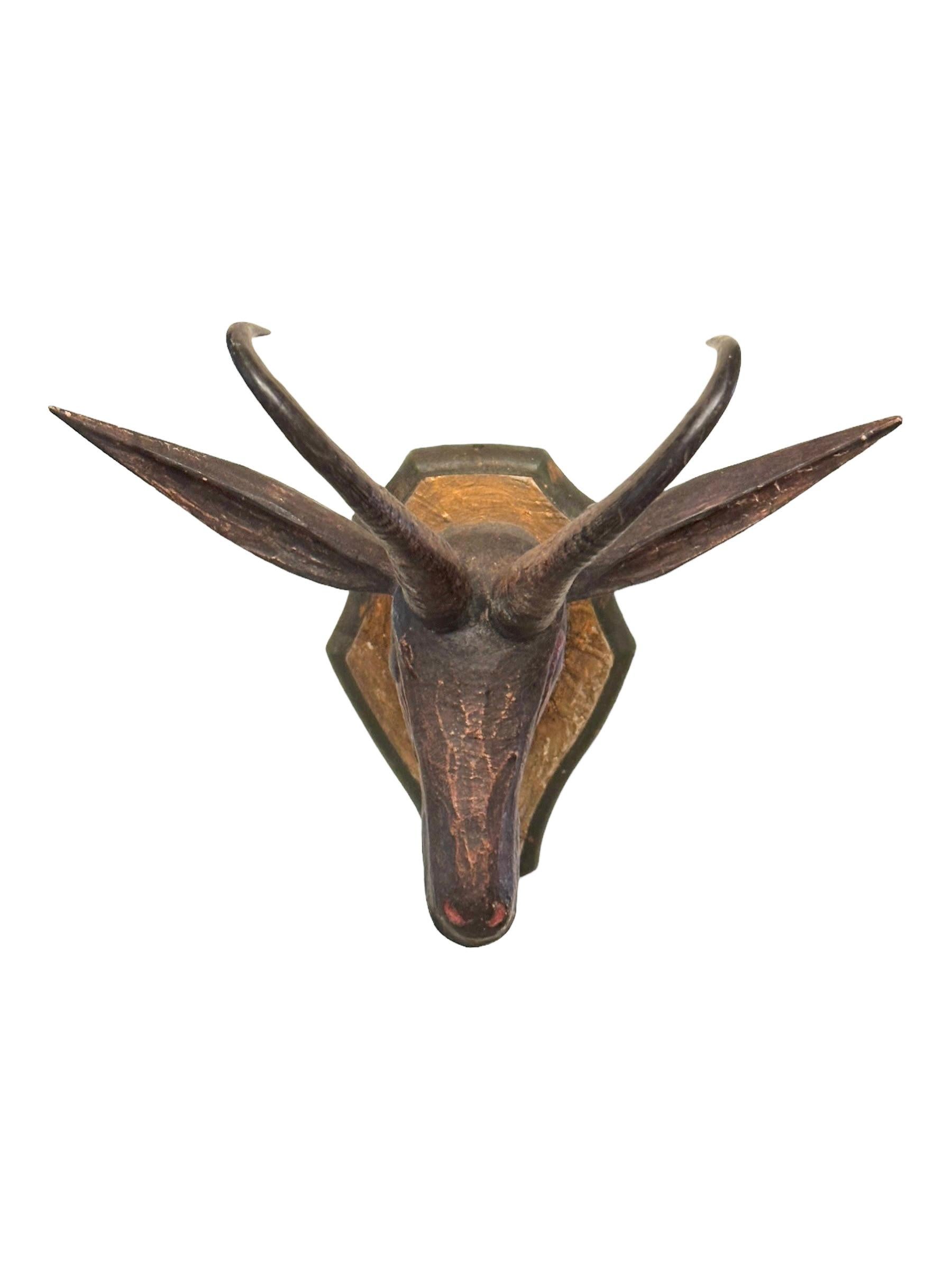 Trofeo de madera de arte popular primitivo de Gamuza del Black Forest tallado a mano, Siglo XIX en Bueno estado para la venta en Nuernberg, DE