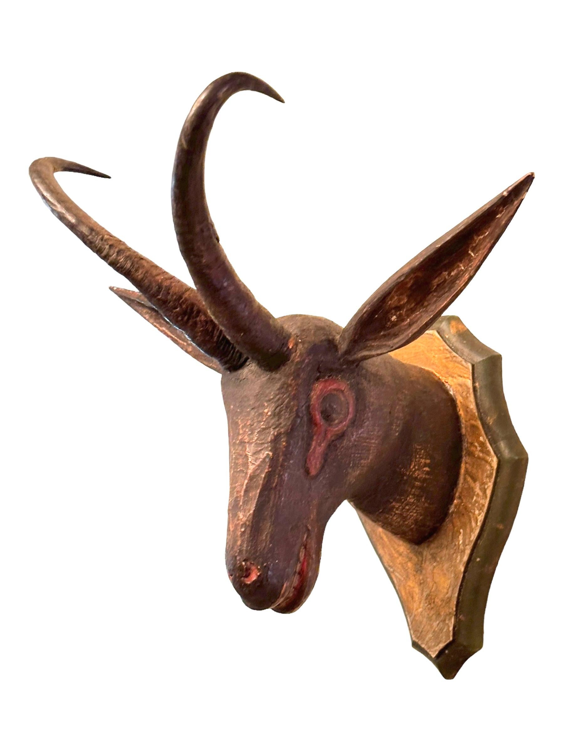 Trofeo de madera de arte popular primitivo de Gamuza del Black Forest tallado a mano, Siglo XIX Mediados del siglo XIX en venta