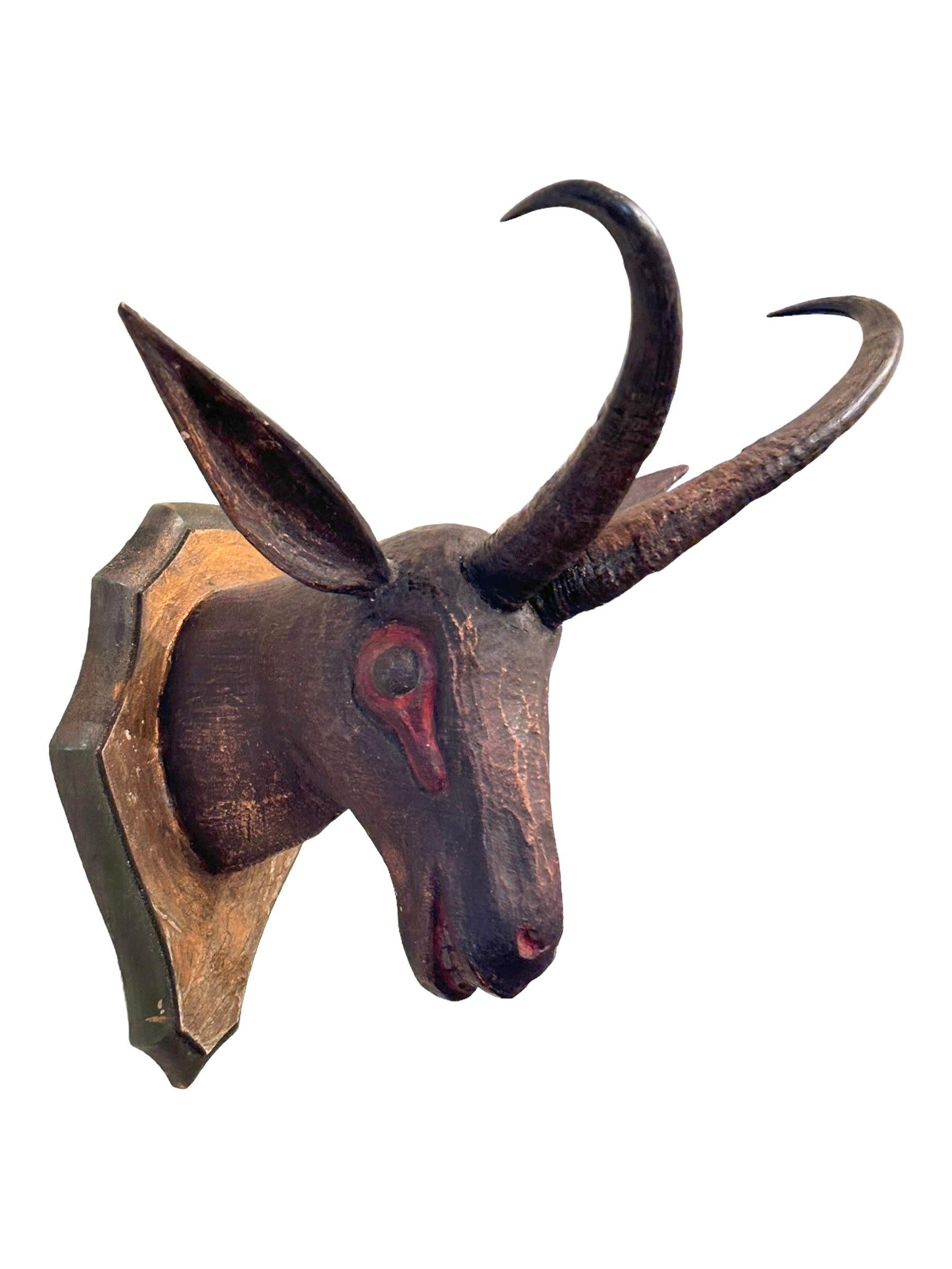 Trofeo de madera de arte popular primitivo de Gamuza del Black Forest tallado a mano, Siglo XIX Madera en venta