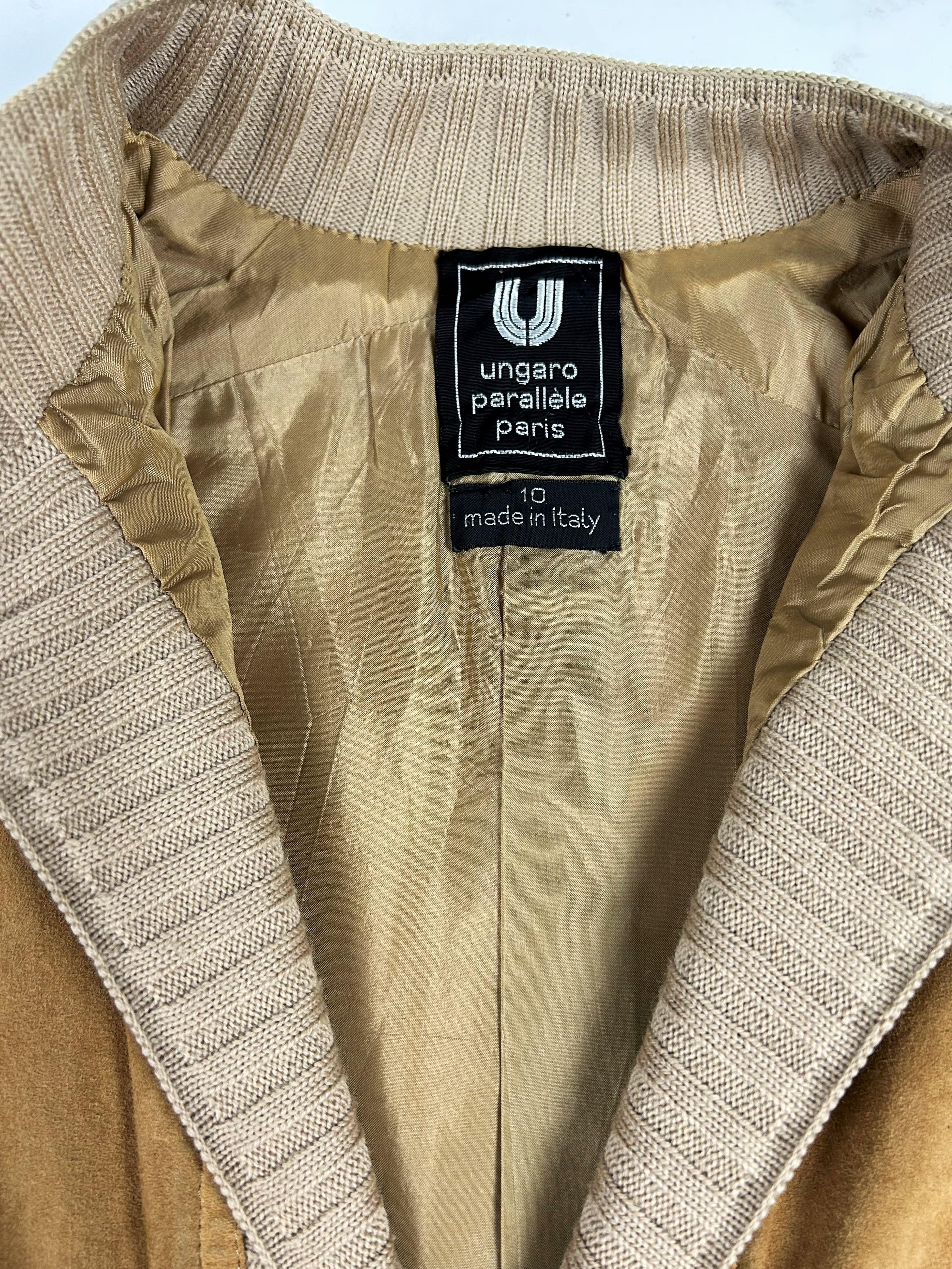 Kleid aus Chamois-Wildleder von Emanuel Ungaro Parallèle - Frankreich, um 1982 (Braun) im Angebot